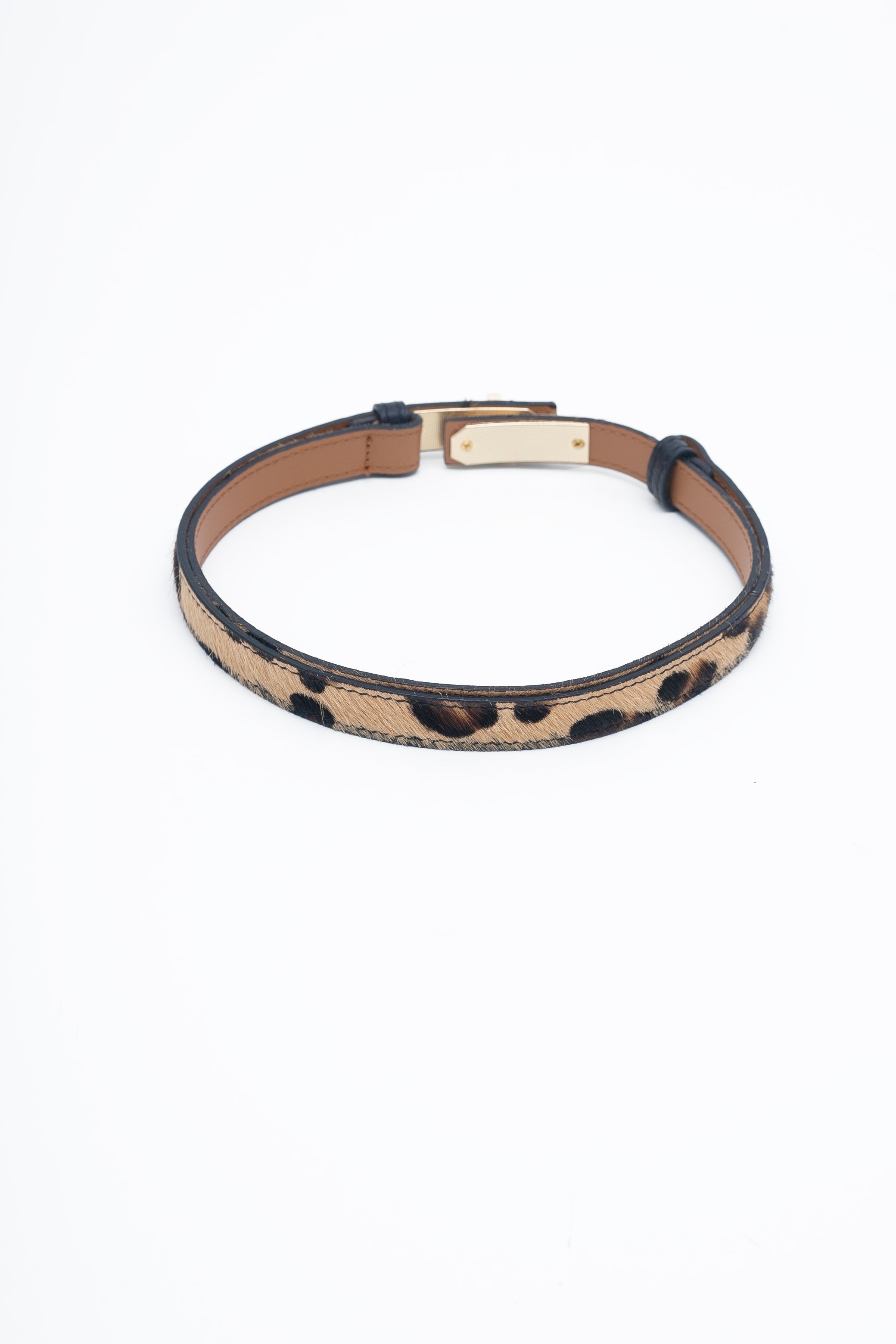 Une ceinture en cuir avec des poils