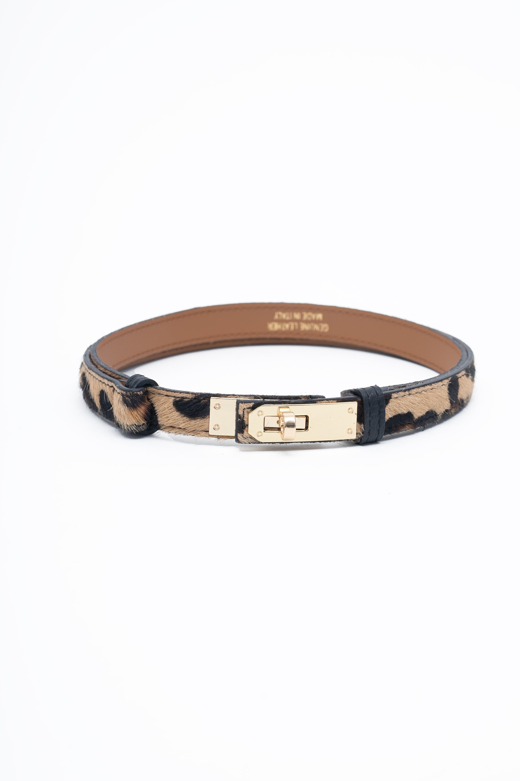 Une ceinture en cuir avec des poils