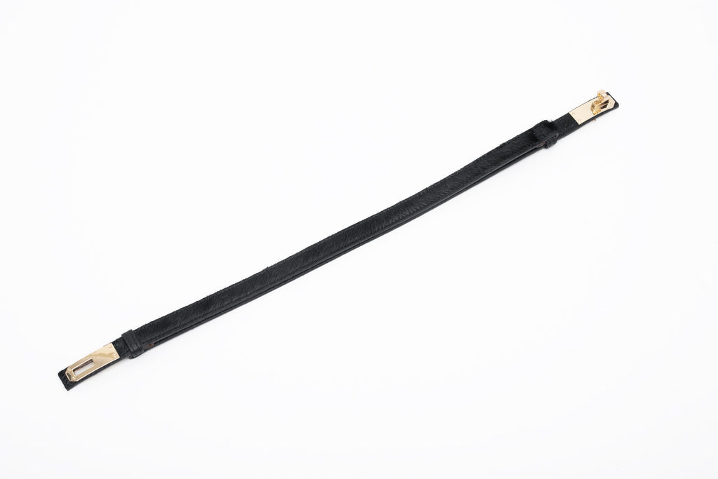 Une ceinture en cuir avec des poils