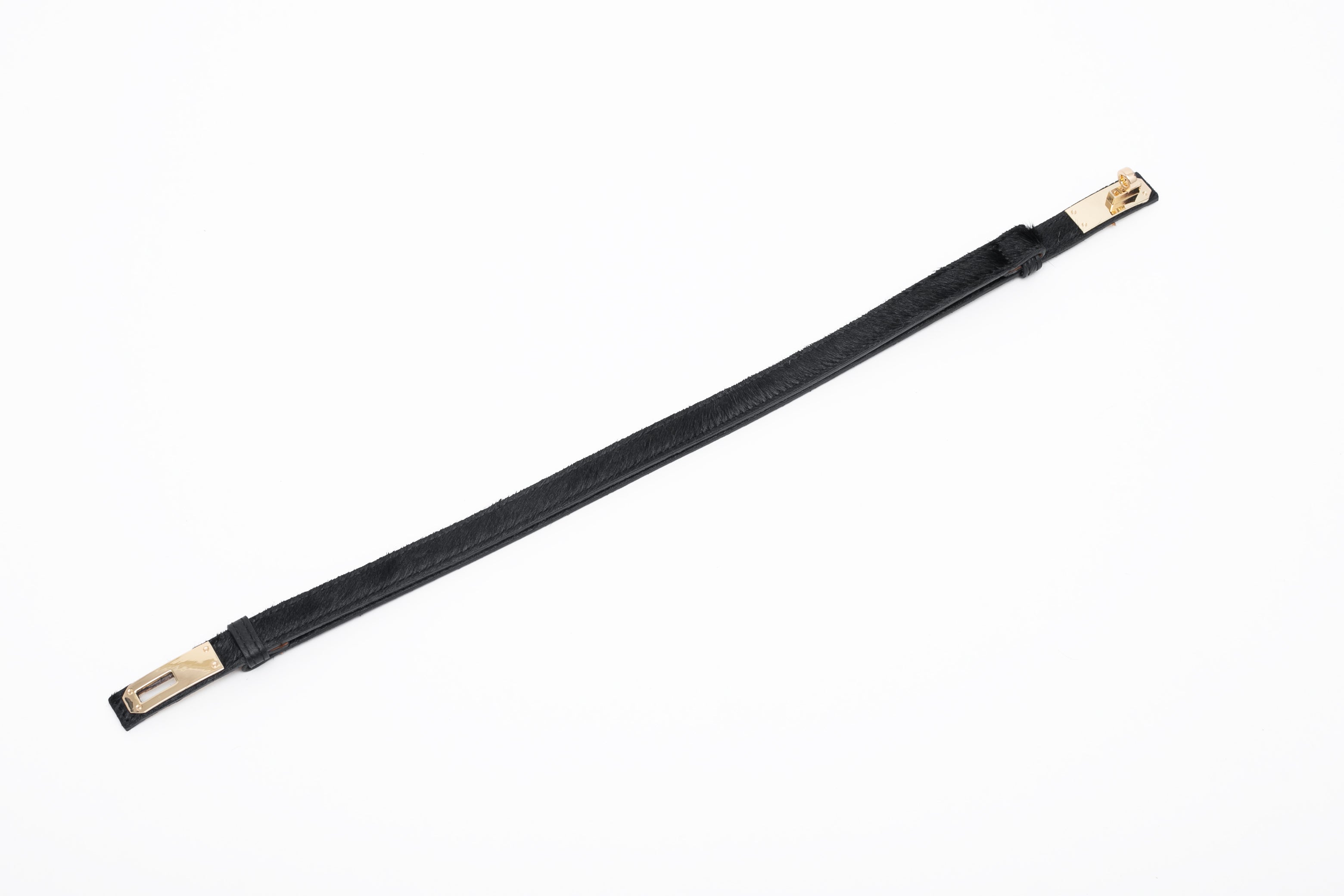 Une ceinture en cuir avec des poils
