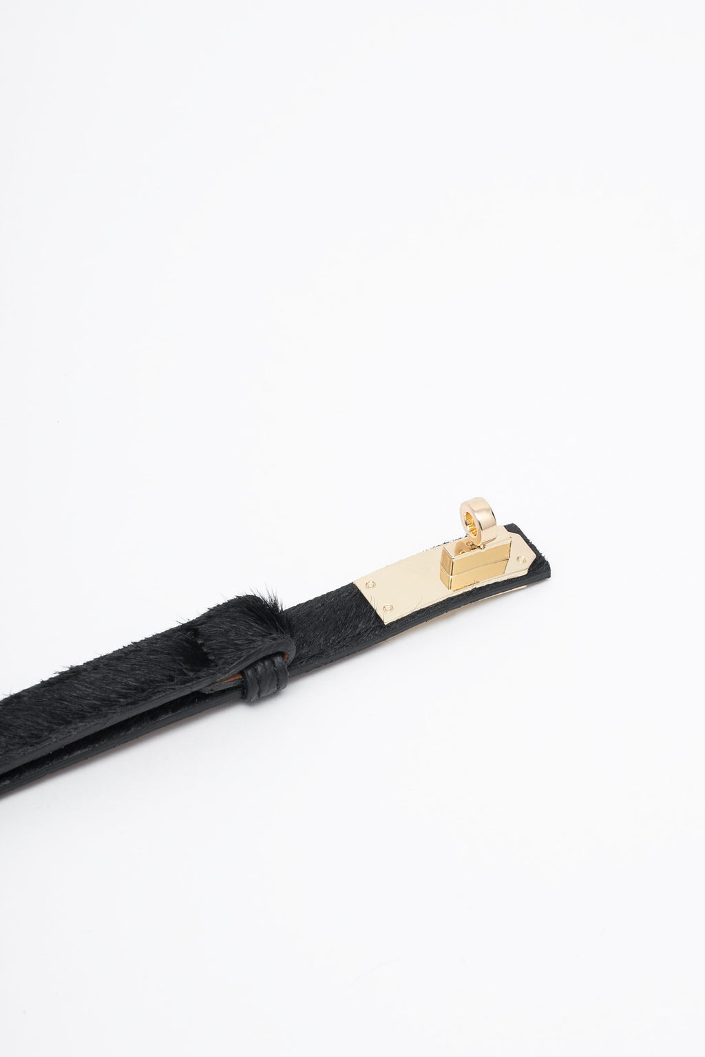 Une ceinture en cuir avec des poils
