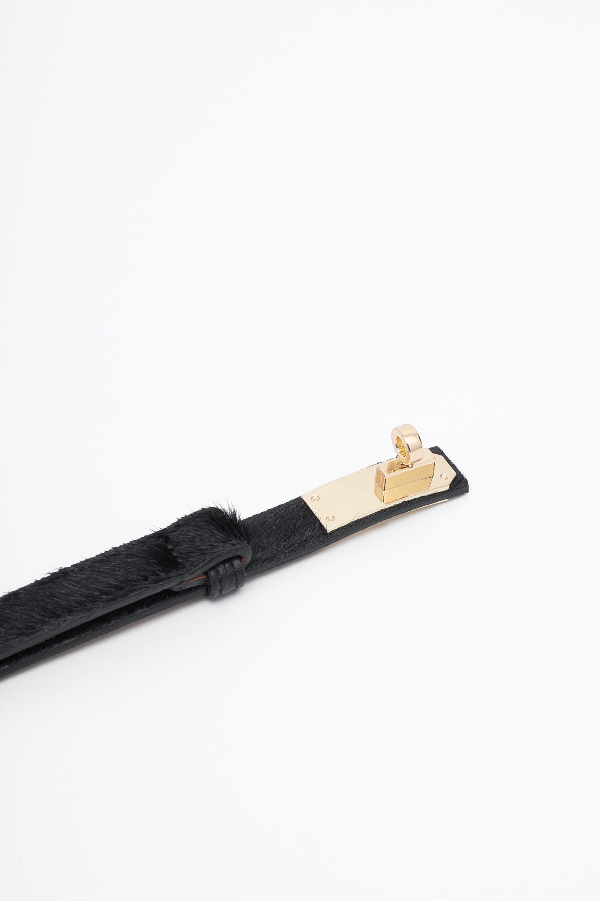 Une ceinture en cuir avec des poils