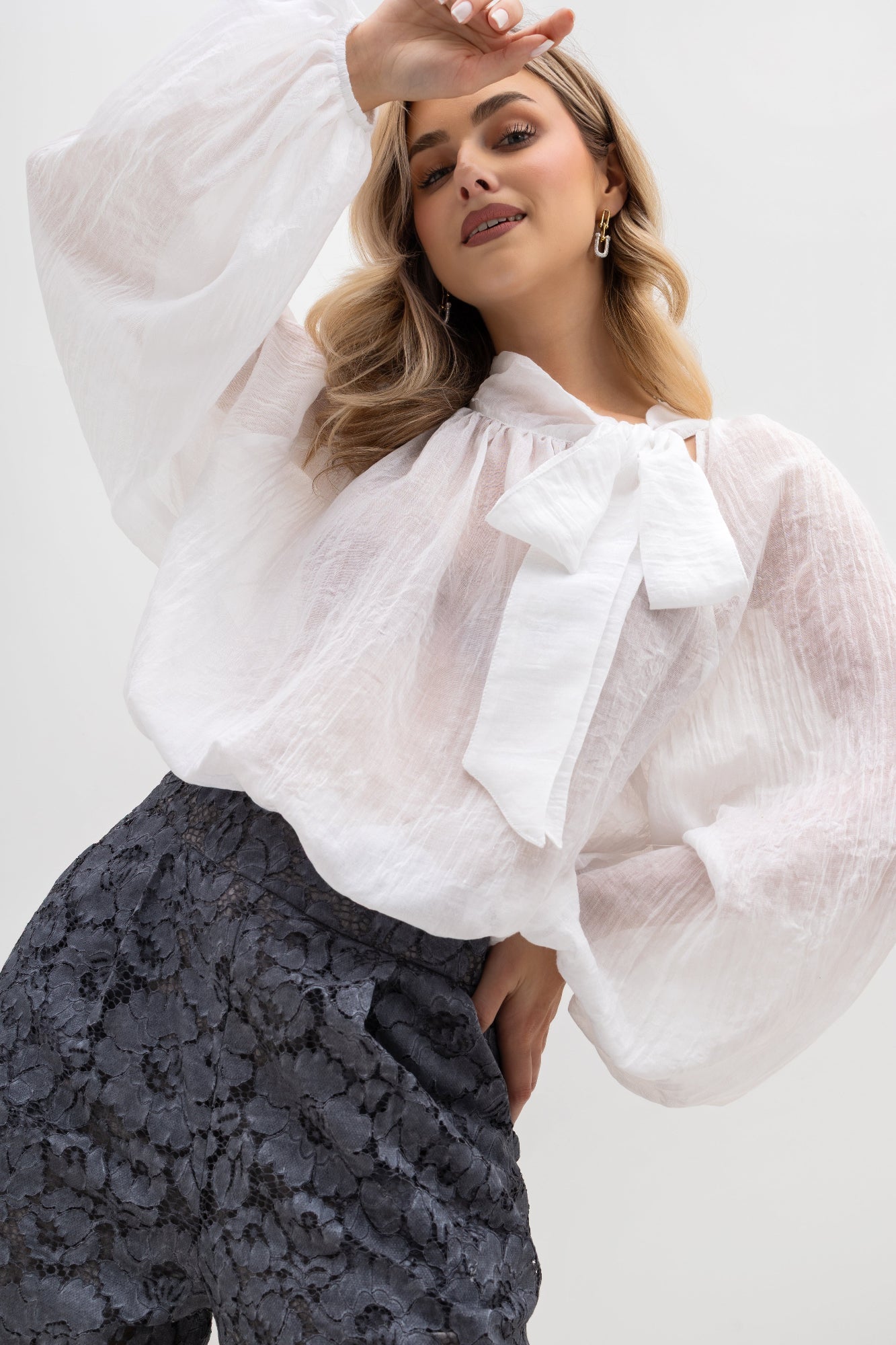 Pantalon ample en dentelle, avec poches et taille élastiquée
