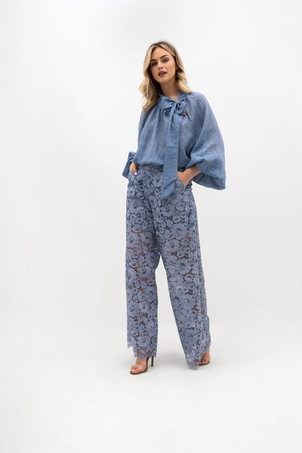 Pantalon ample en dentelle, avec poches et taille élastiquée