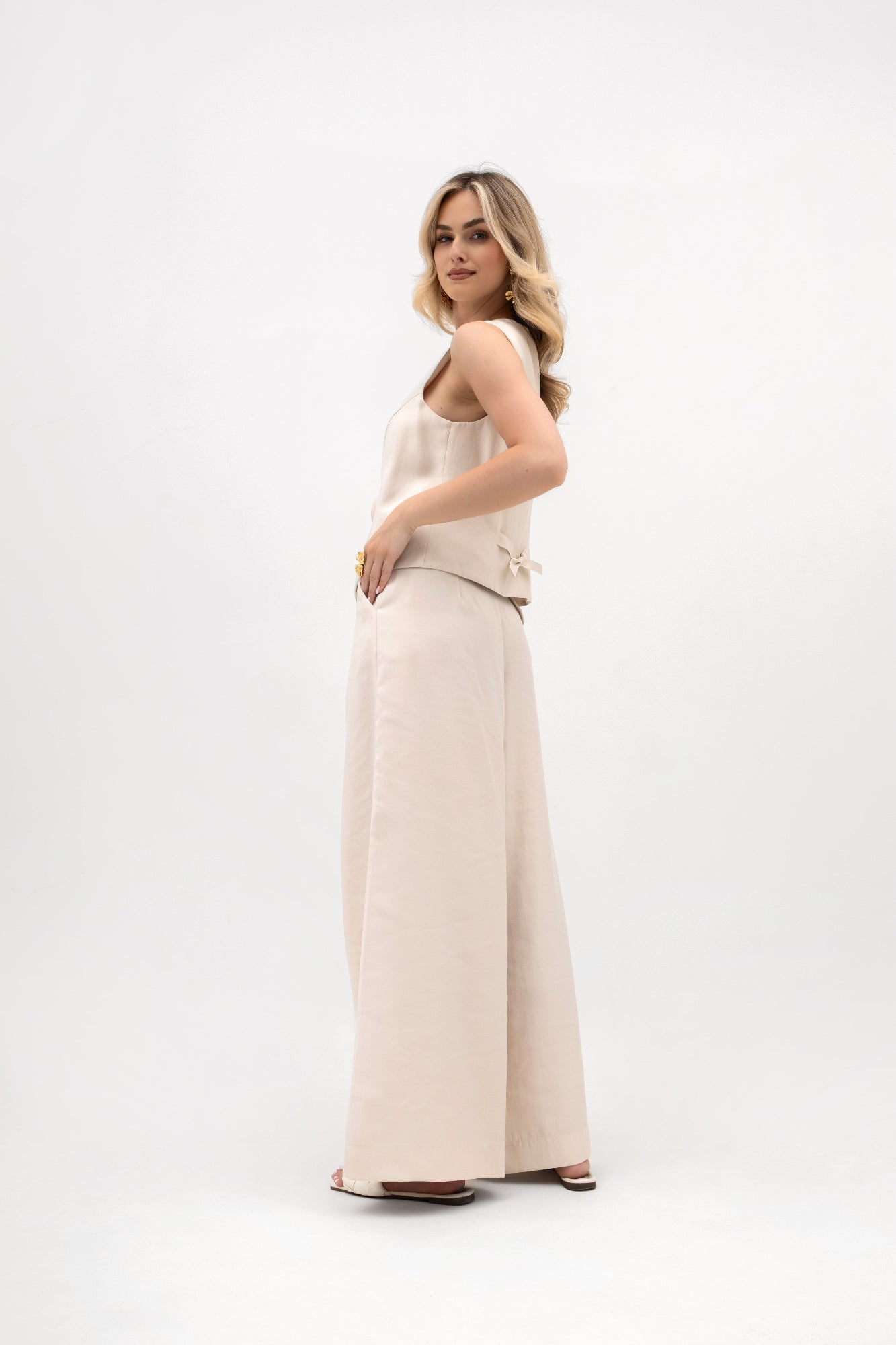 Pantalon large à plis et ceinture - coupe élégante en viscose