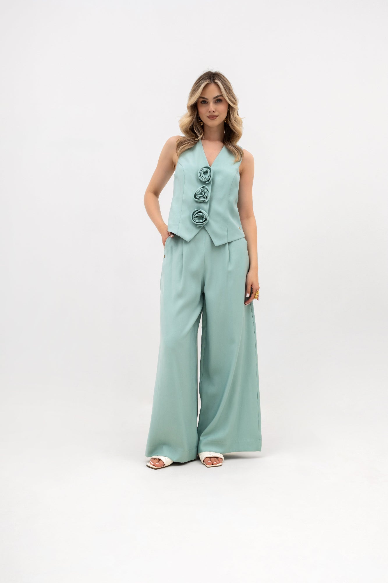 Pantalon large à plis et ceinture - coupe élégante en viscose
