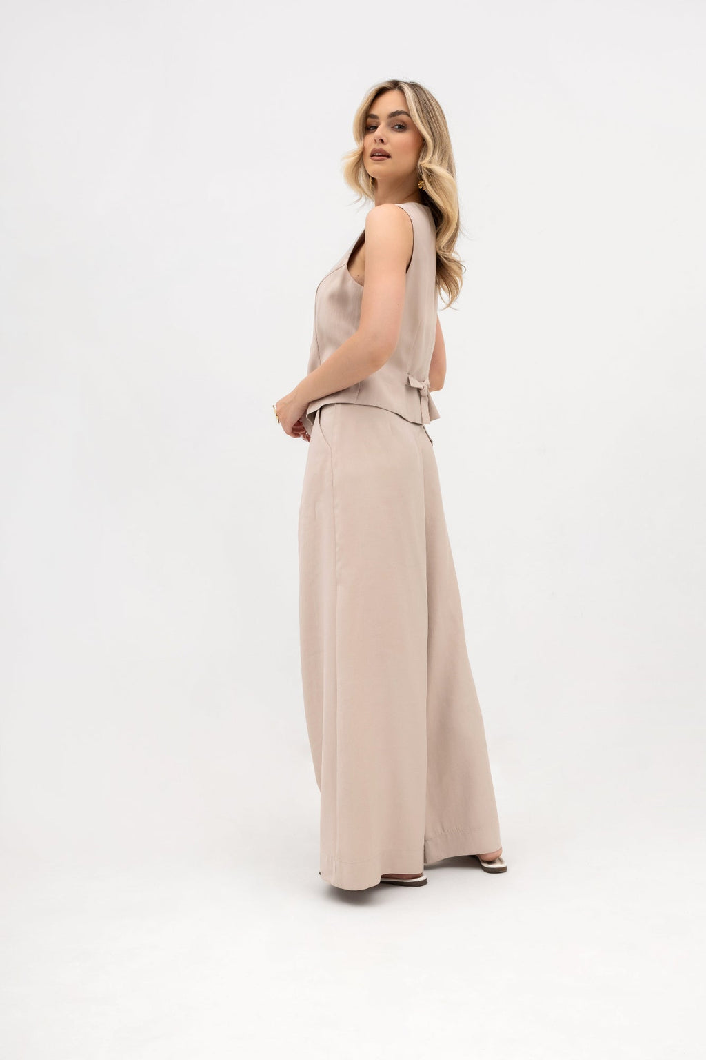 Pantalon large à plis et ceinture - coupe élégante en viscose