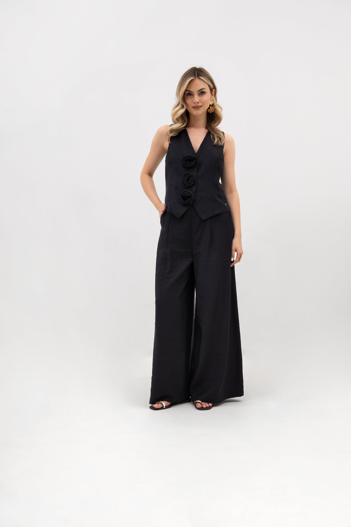 Pantalon large à plis et ceinture - coupe élégante en viscose