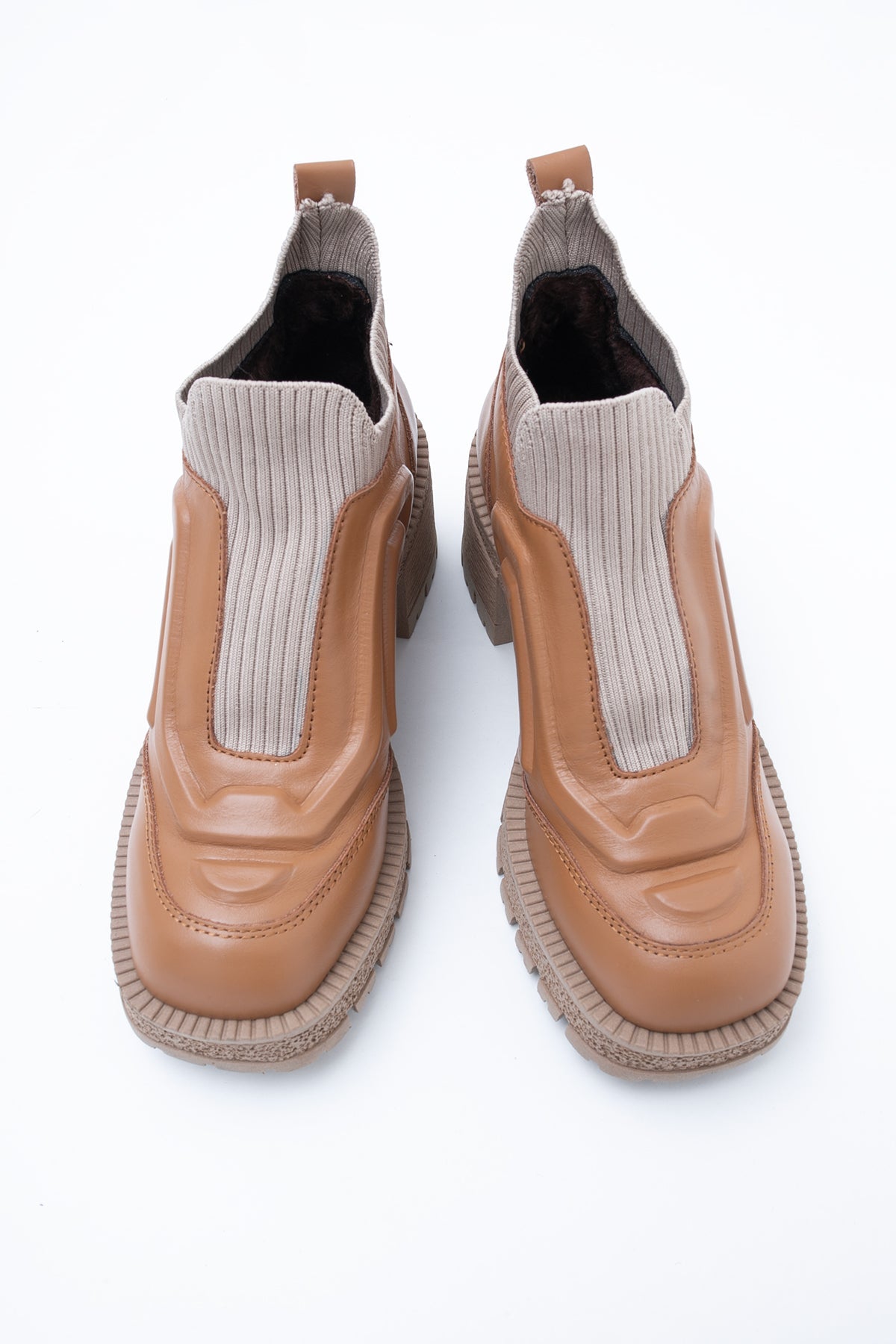Bottines en cuir couleur caramel à enfiler, à semelle épaisse