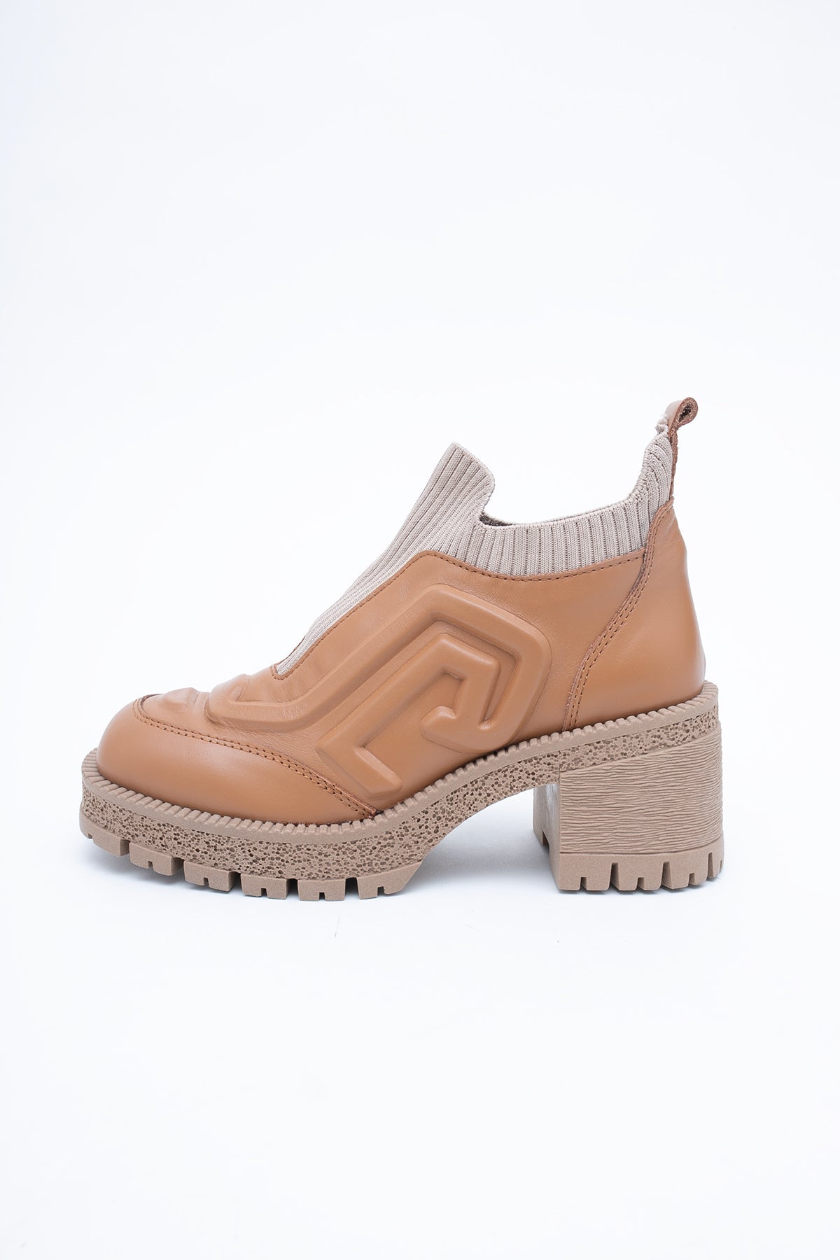 Bottines en cuir couleur caramel à enfiler, à semelle épaisse