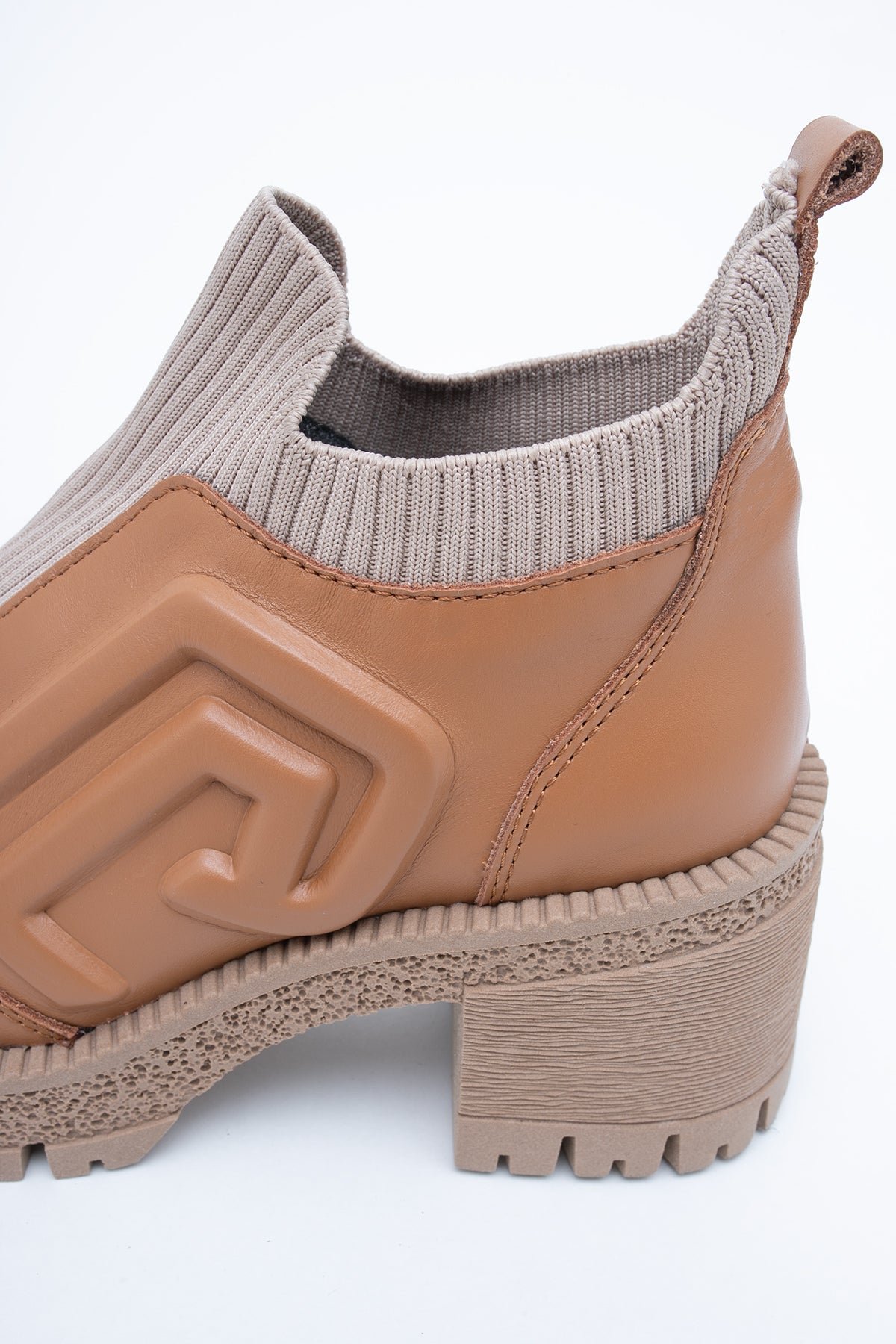 Bottines en cuir couleur caramel à enfiler, à semelle épaisse