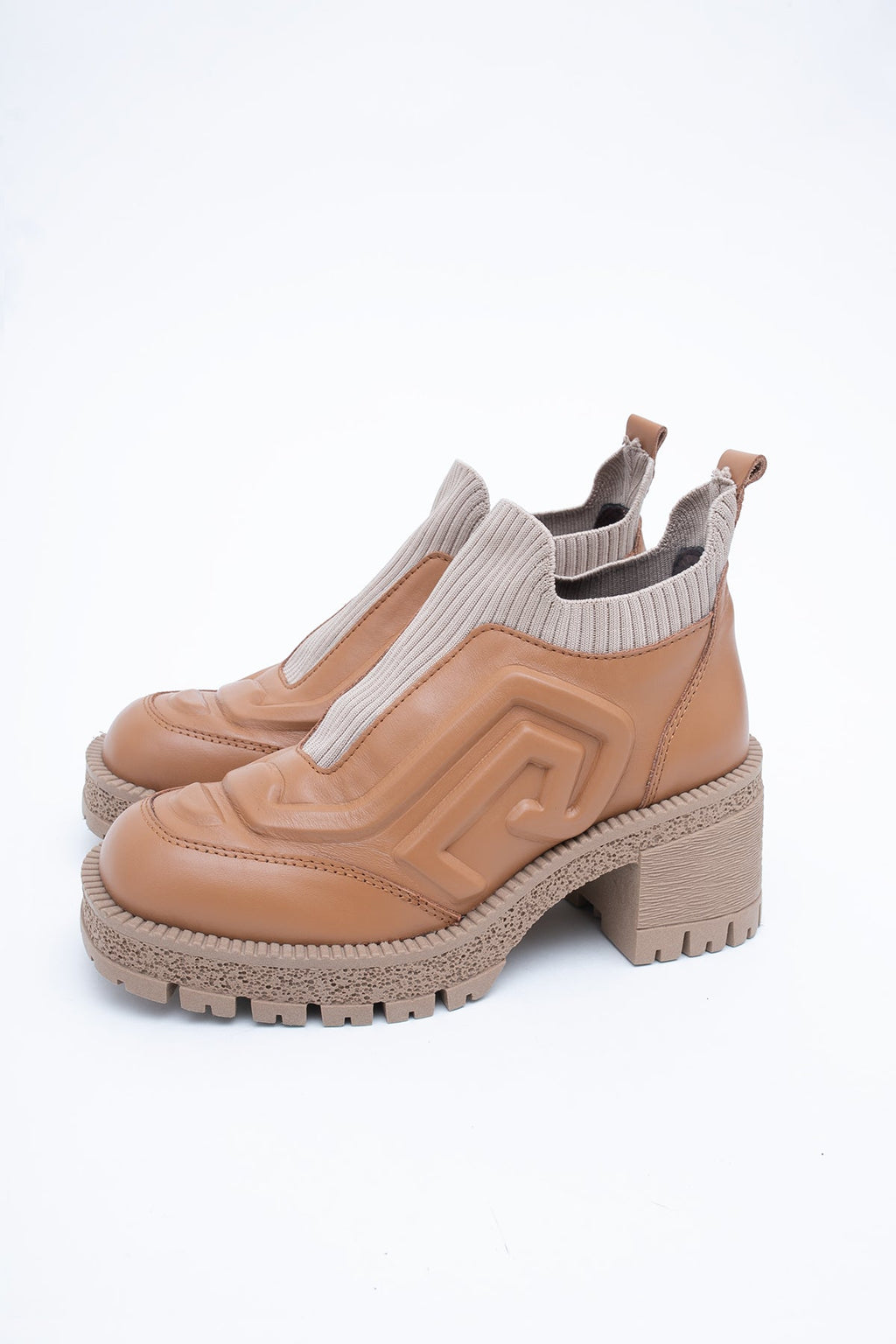 Bottines en cuir couleur caramel à enfiler, à semelle épaisse