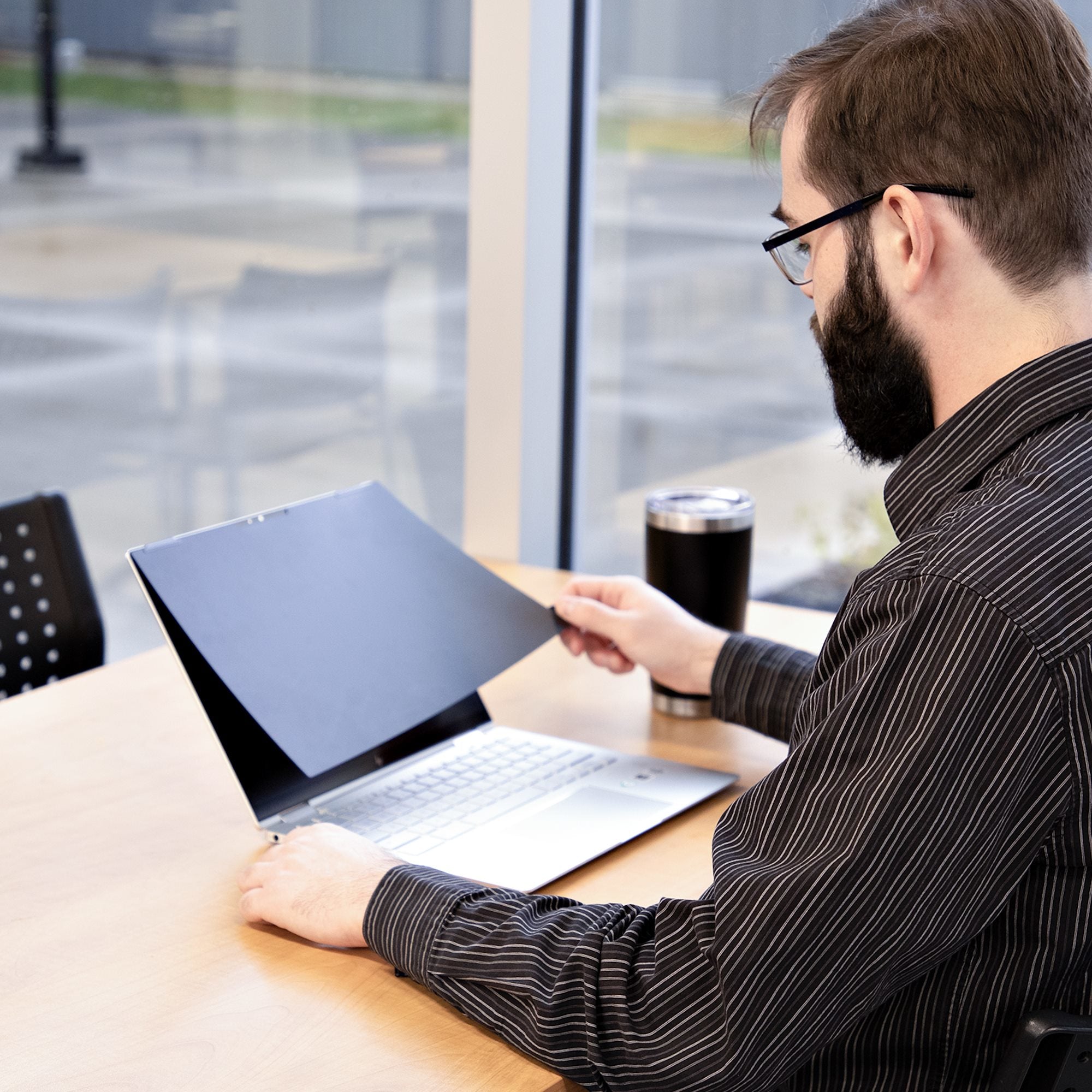 StarTech.com Filtre de Confidentialité Tactile de 14" 16:10, Écran de Confidentialité/Filtre Antireflet, Protecteur d'Écran d'Ordinateur Portable avec Réduction de 51% de la Lumière Bleue, Rabattable