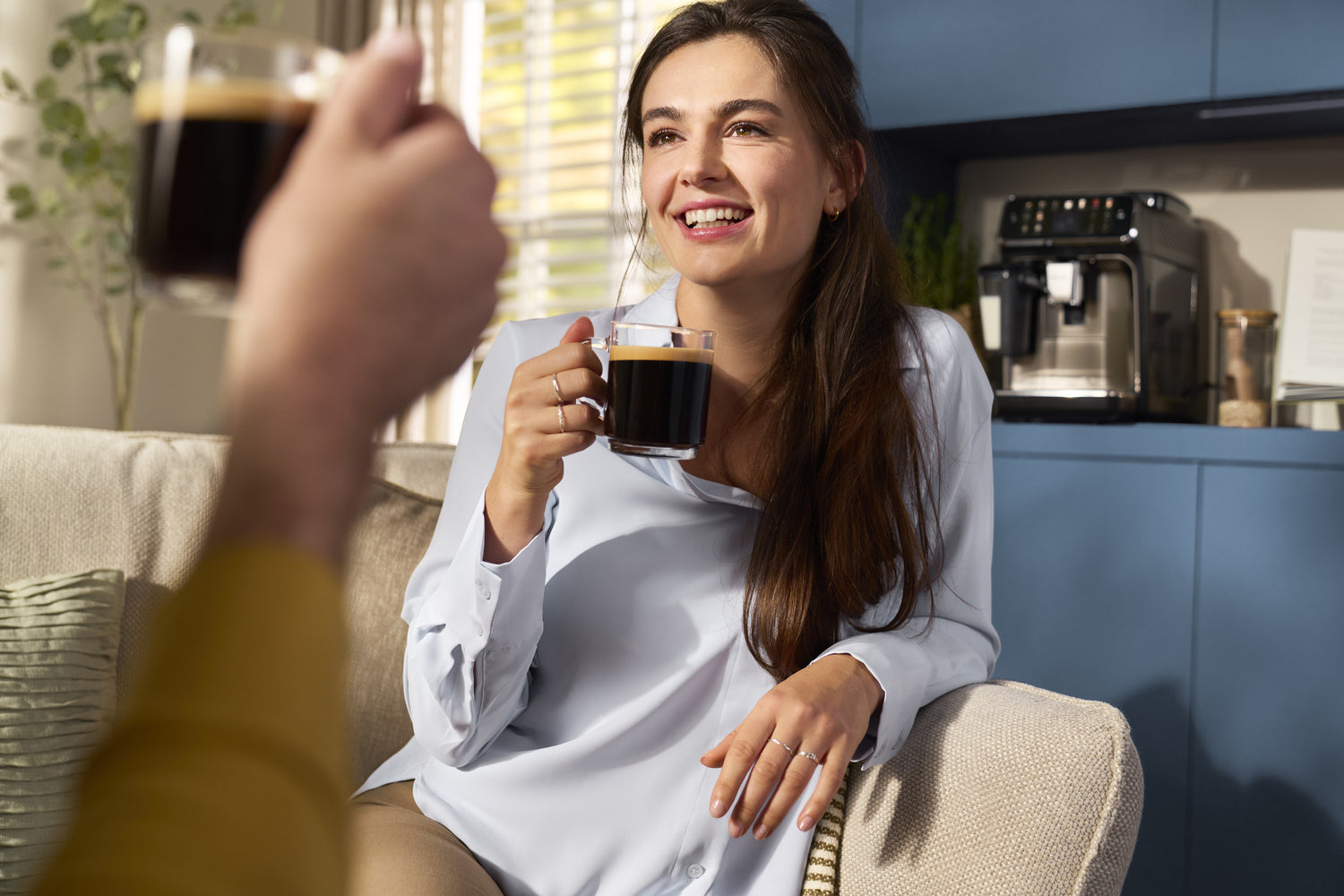 Philips 2200 series Série 2200 Noir / Gris perle EP2224/10 Machine expresso broyeur, 2 boissons, mousseur lait