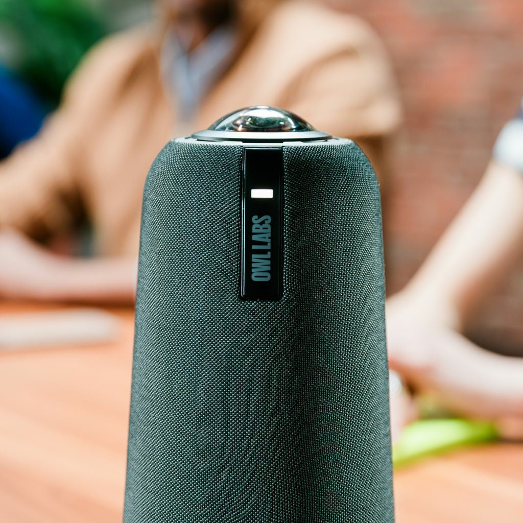 Owl Labs Meeting Owl 4+ – Caméra de visioconférence intelligente 4K, microphone et haut-parleur à 360°, avec des fonctionnalités telles que la focalisation automatique sur la personne qui parle, le zoom intelligent et l’égalisation du bruit