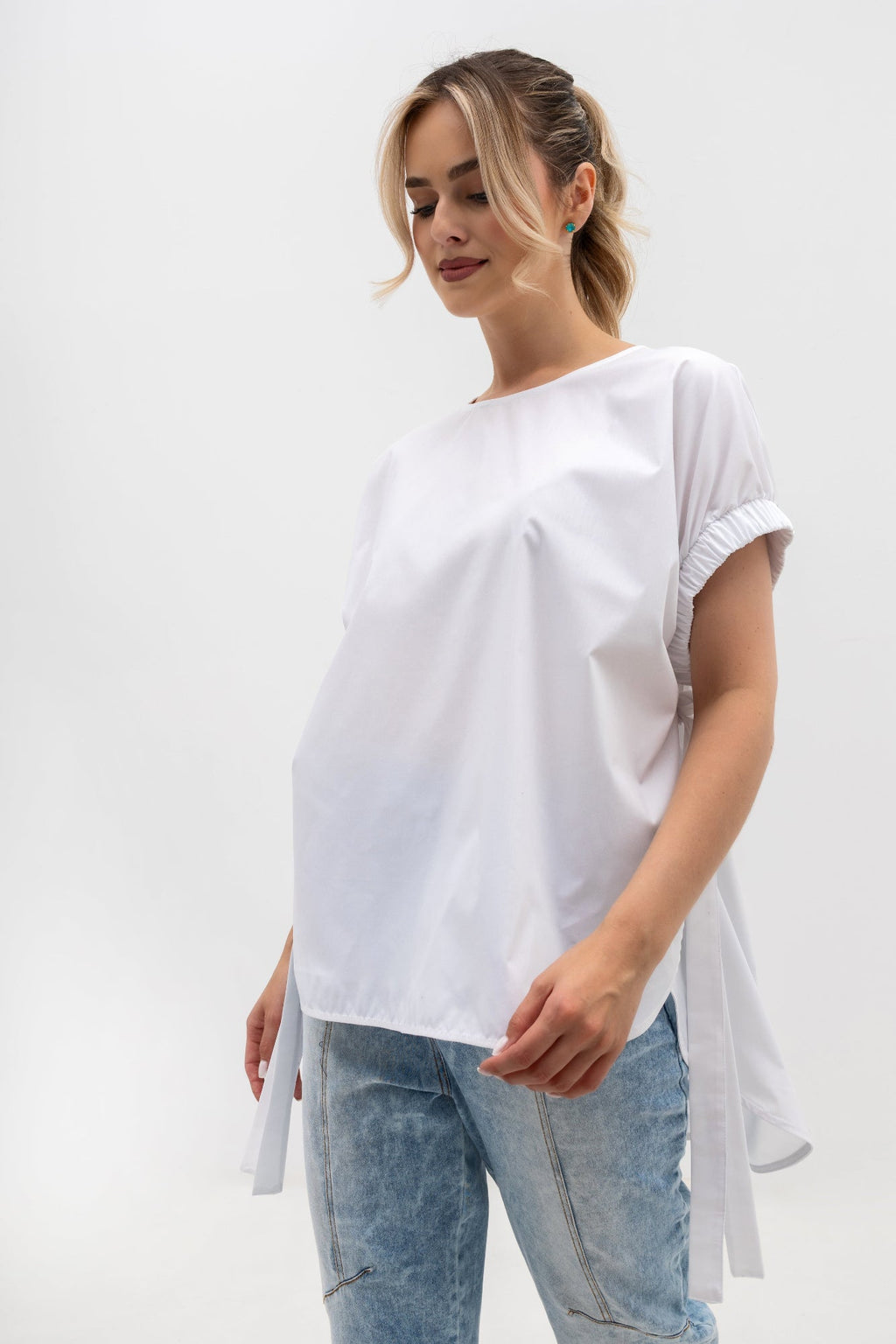 Asymetryczna bluzka oversize z wiązaniami - luźny krój i dekoracyjne detale