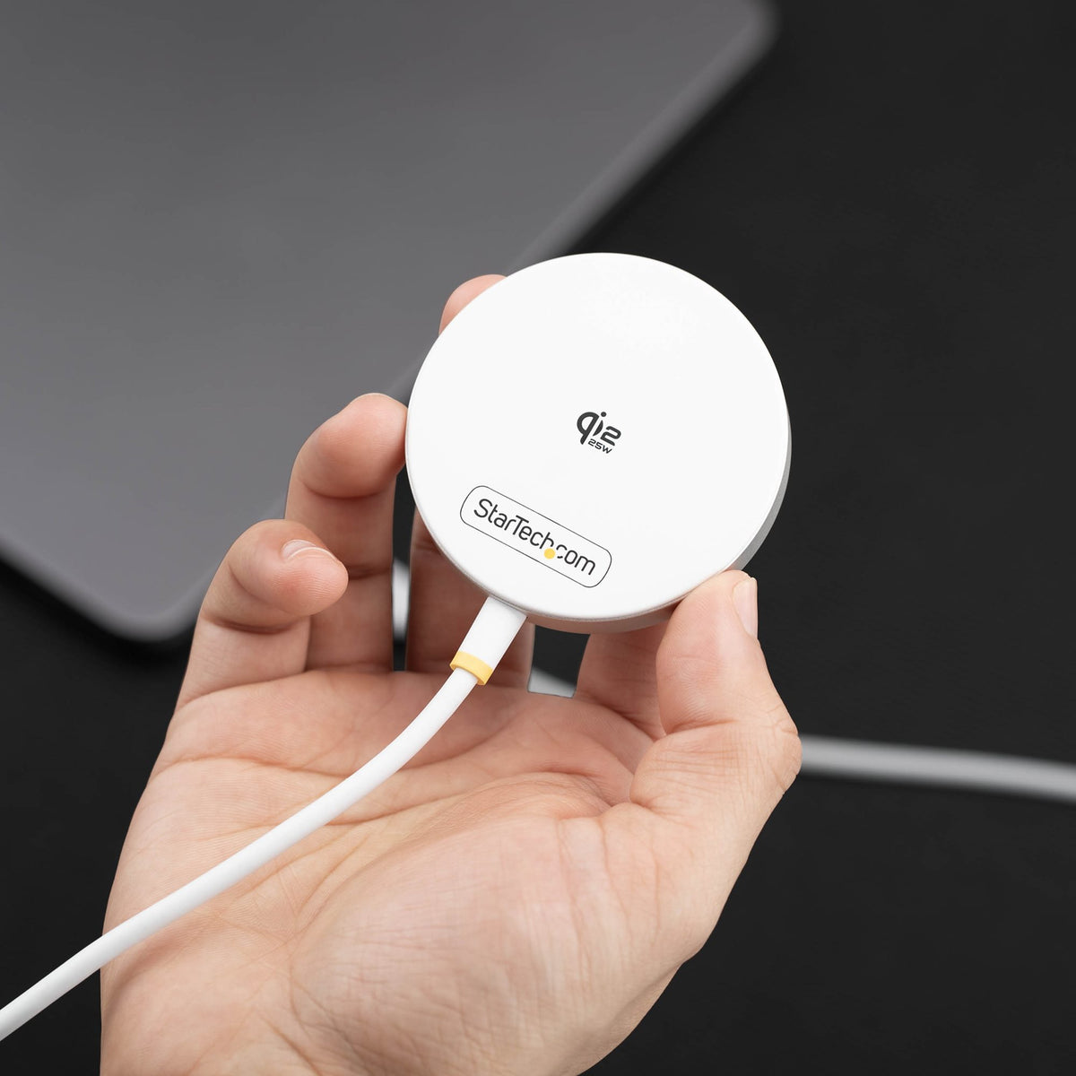 StarTech.com Pad de Charge Sans Fil Magnétique Qi2.2 25W Certifié avec Câble USB-C Intégré 6,6pi (2m), Compatible MagSaf