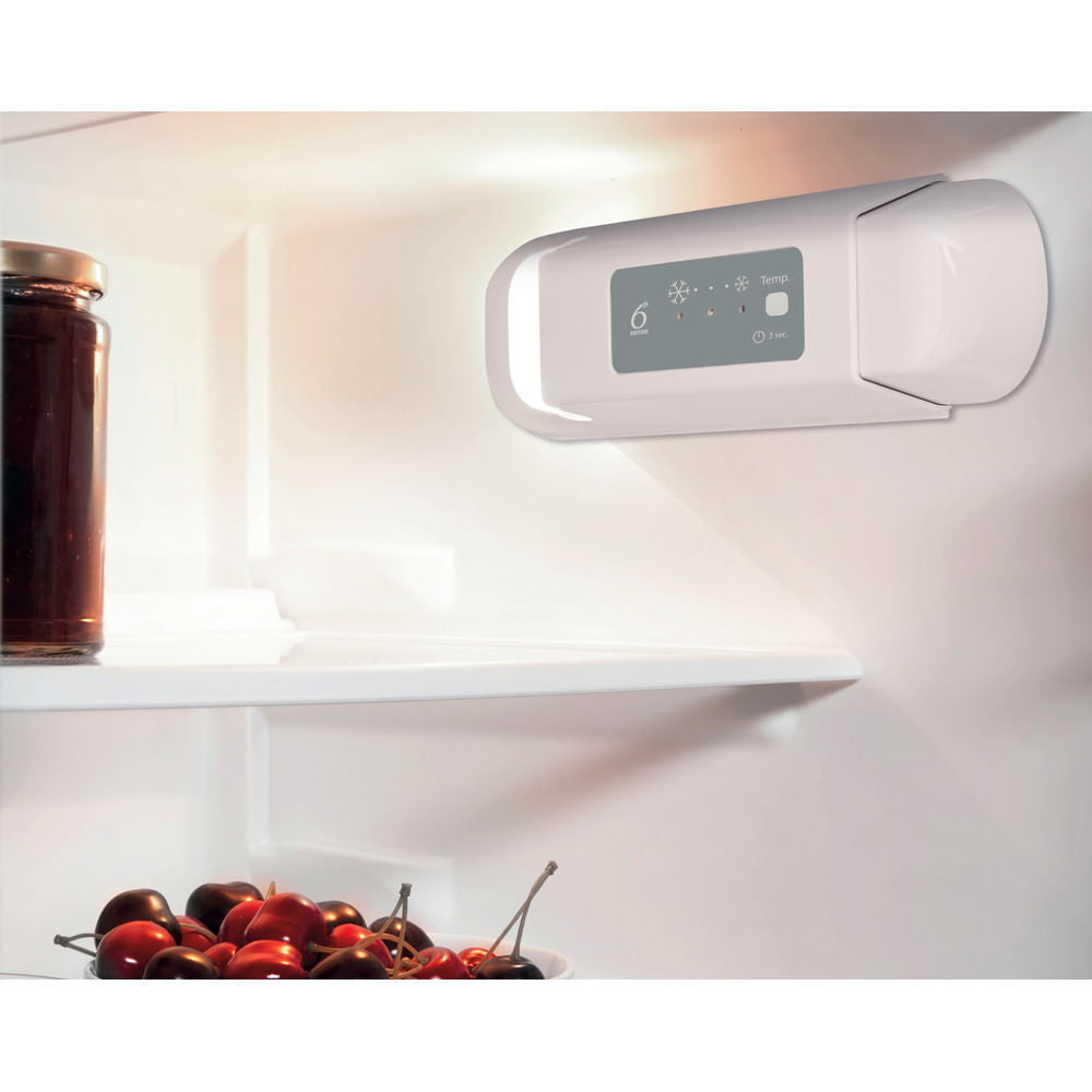 Whirlpool WBUF011 frigo combine Sous comptoir 126 L