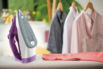 Tefal FV2836 Fer à Repasser à Sec ou à Vapeur, Semelle Céramique, 2400 W, Violet et Blanc