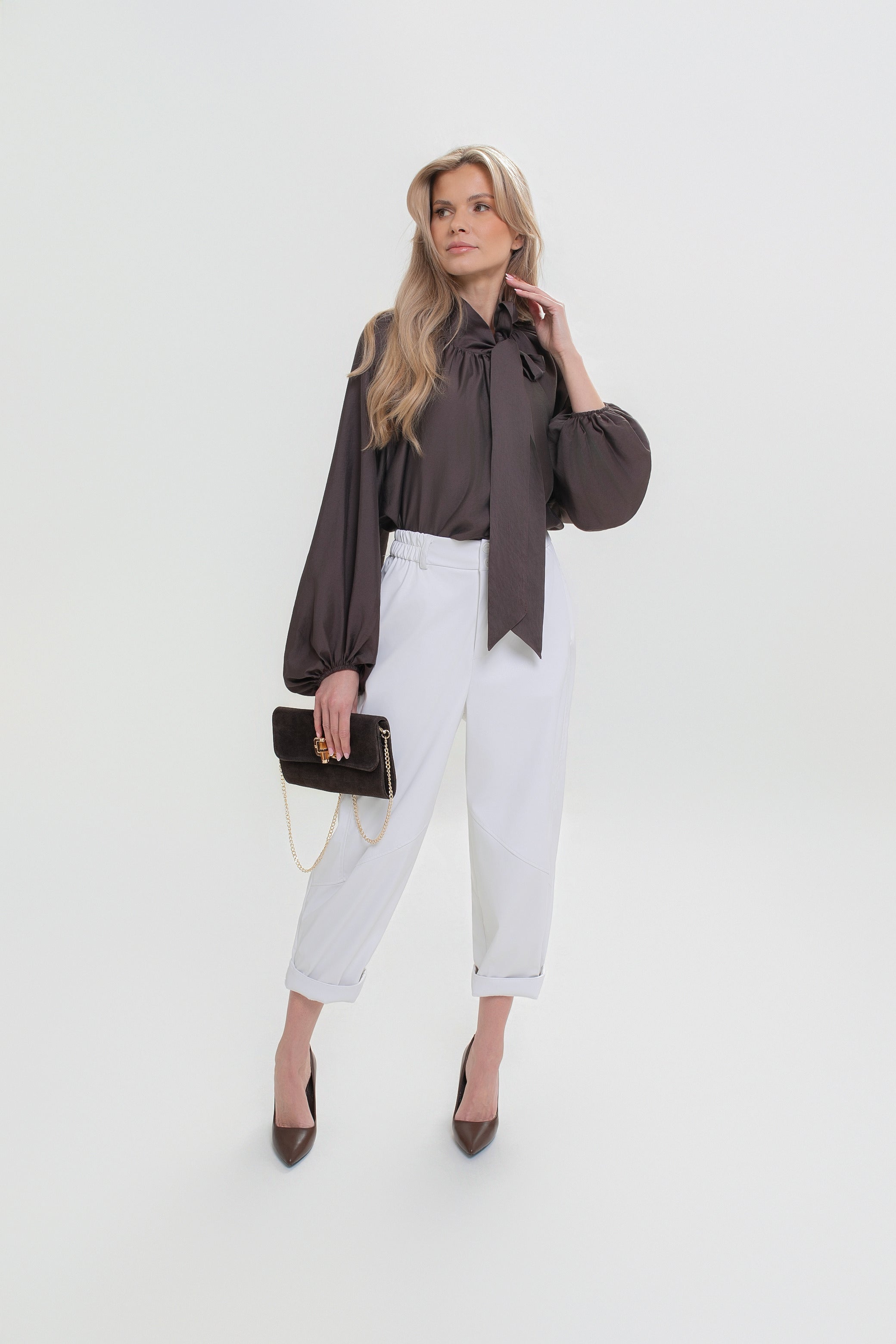 Une chemise élégante pour femme, avec un nœud et des manches bouffantes