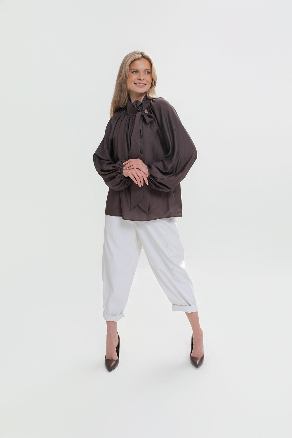Une chemise élégante pour femme, avec un nœud et des manches bouffantes