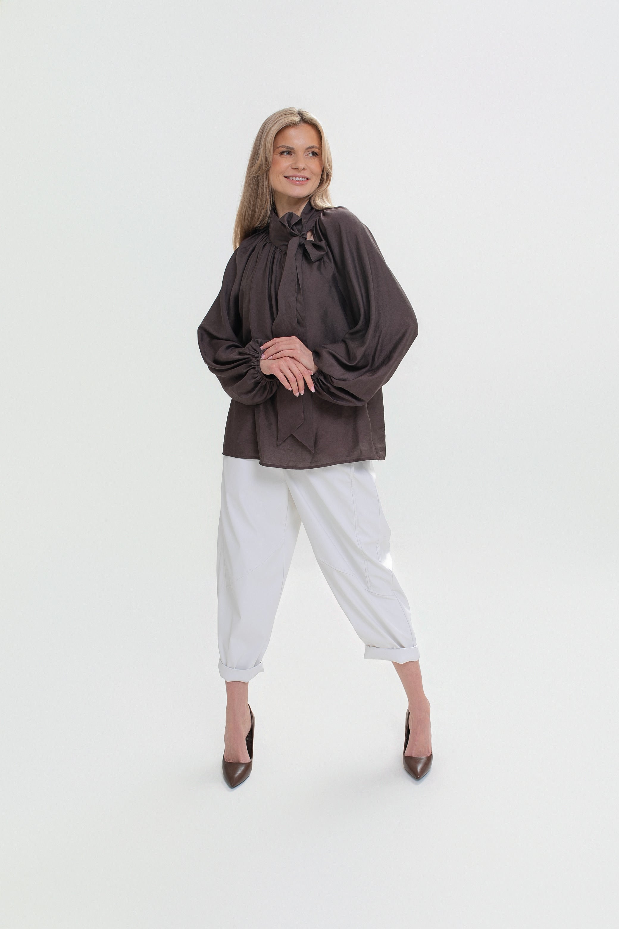 Une chemise élégante pour femme, avec un nœud et des manches bouffantes