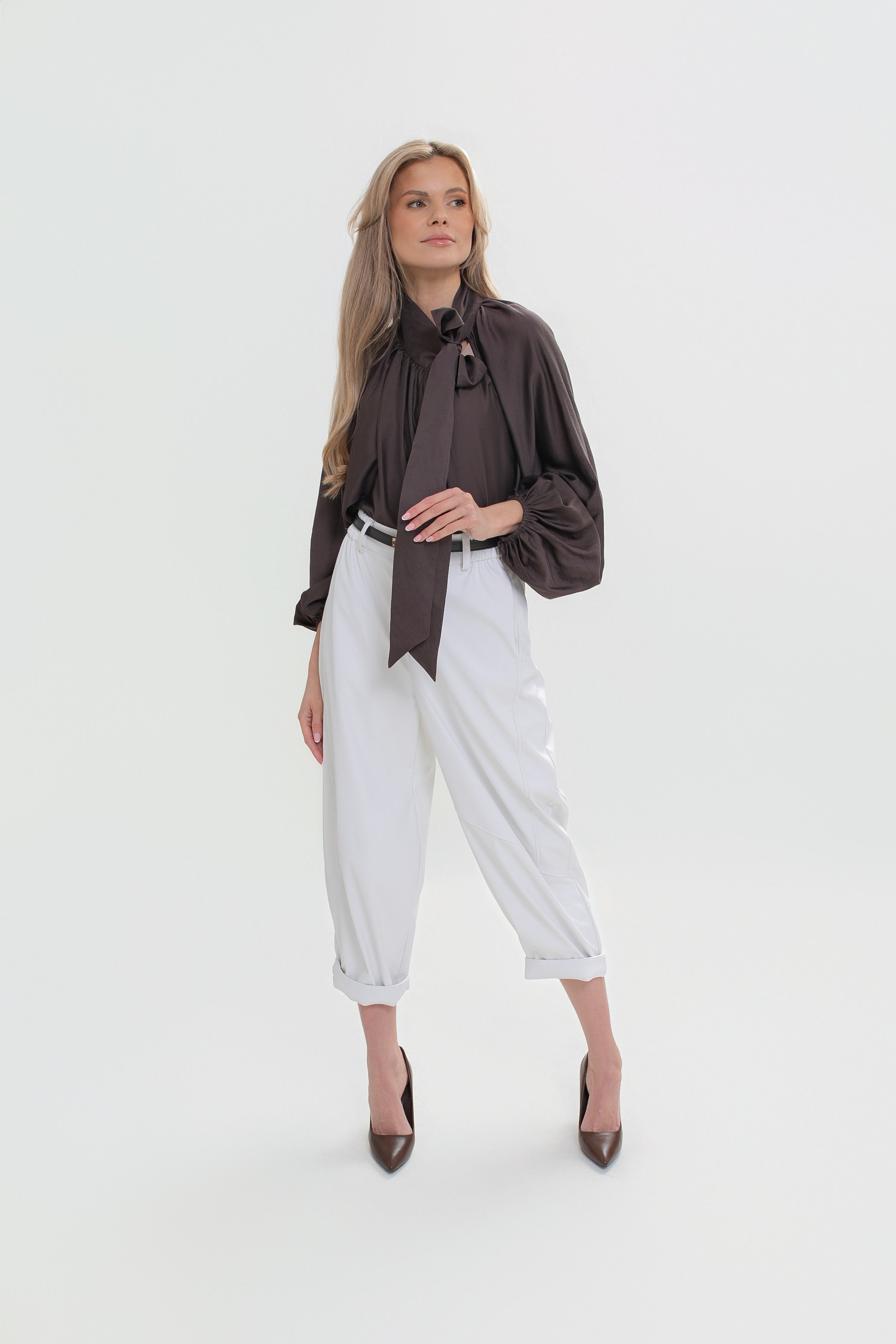 Une chemise élégante pour femme, avec un nœud et des manches bouffantes