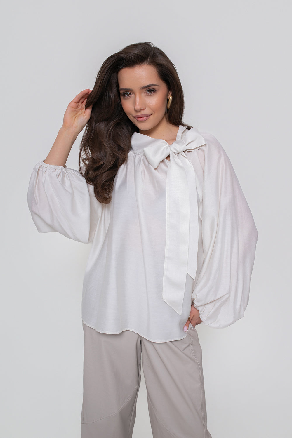 Une chemise élégante pour femme, avec un nœud et des manches bouffantes