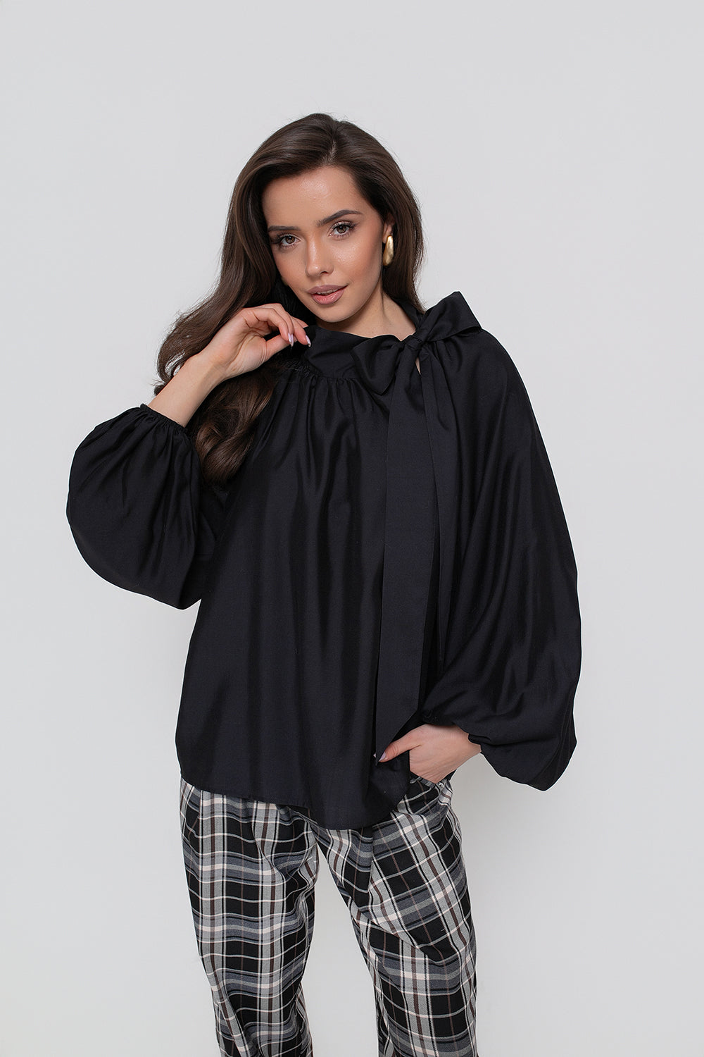Une chemise élégante pour femme, avec un nœud et des manches bouffantes