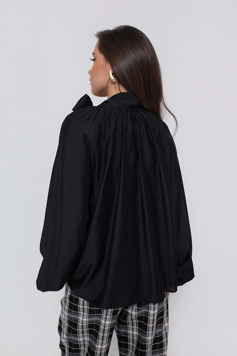 Une chemise élégante pour femme, avec un nœud et des manches bouffantes