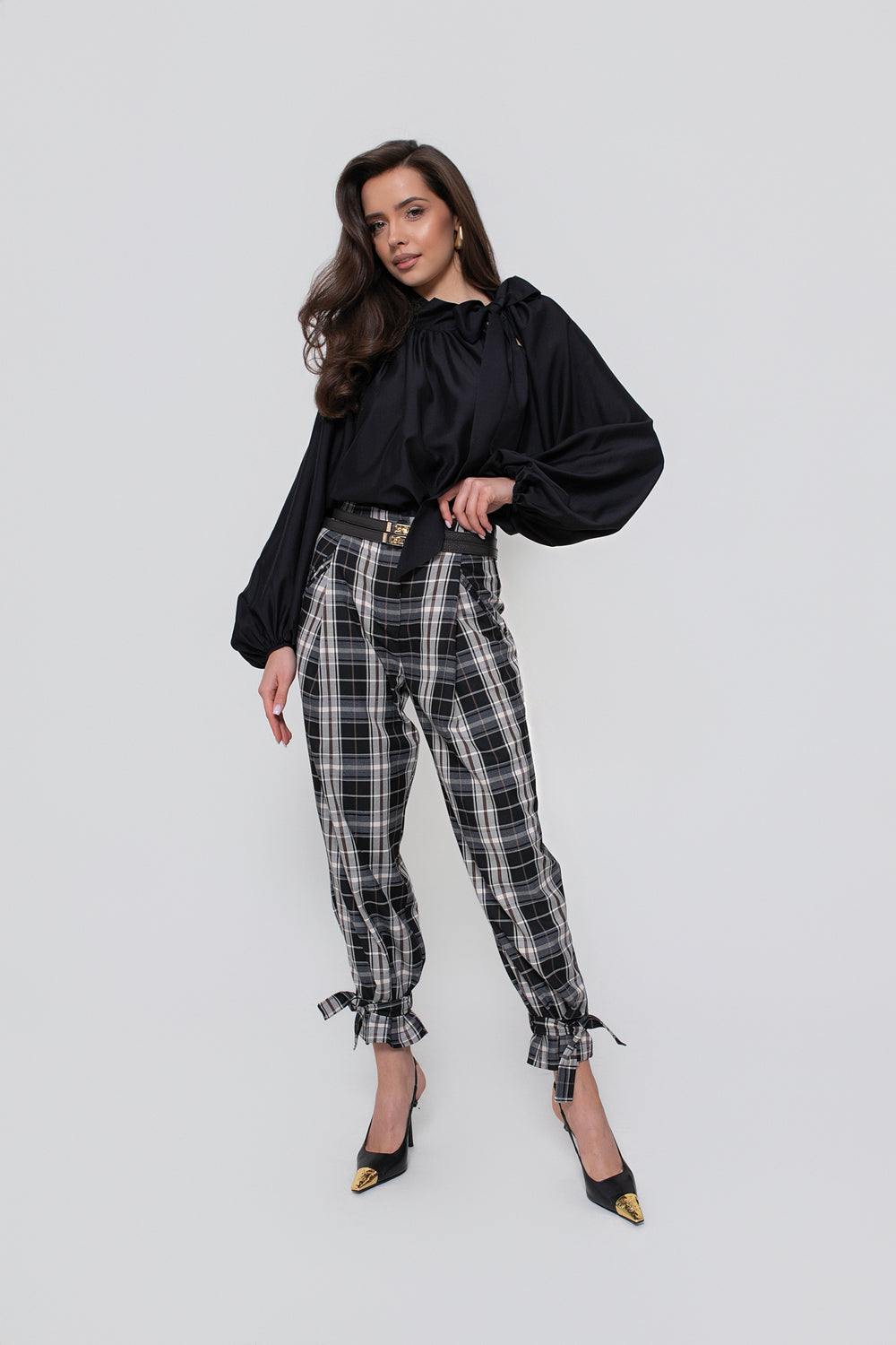 Une chemise élégante pour femme, avec un nœud et des manches bouffantes