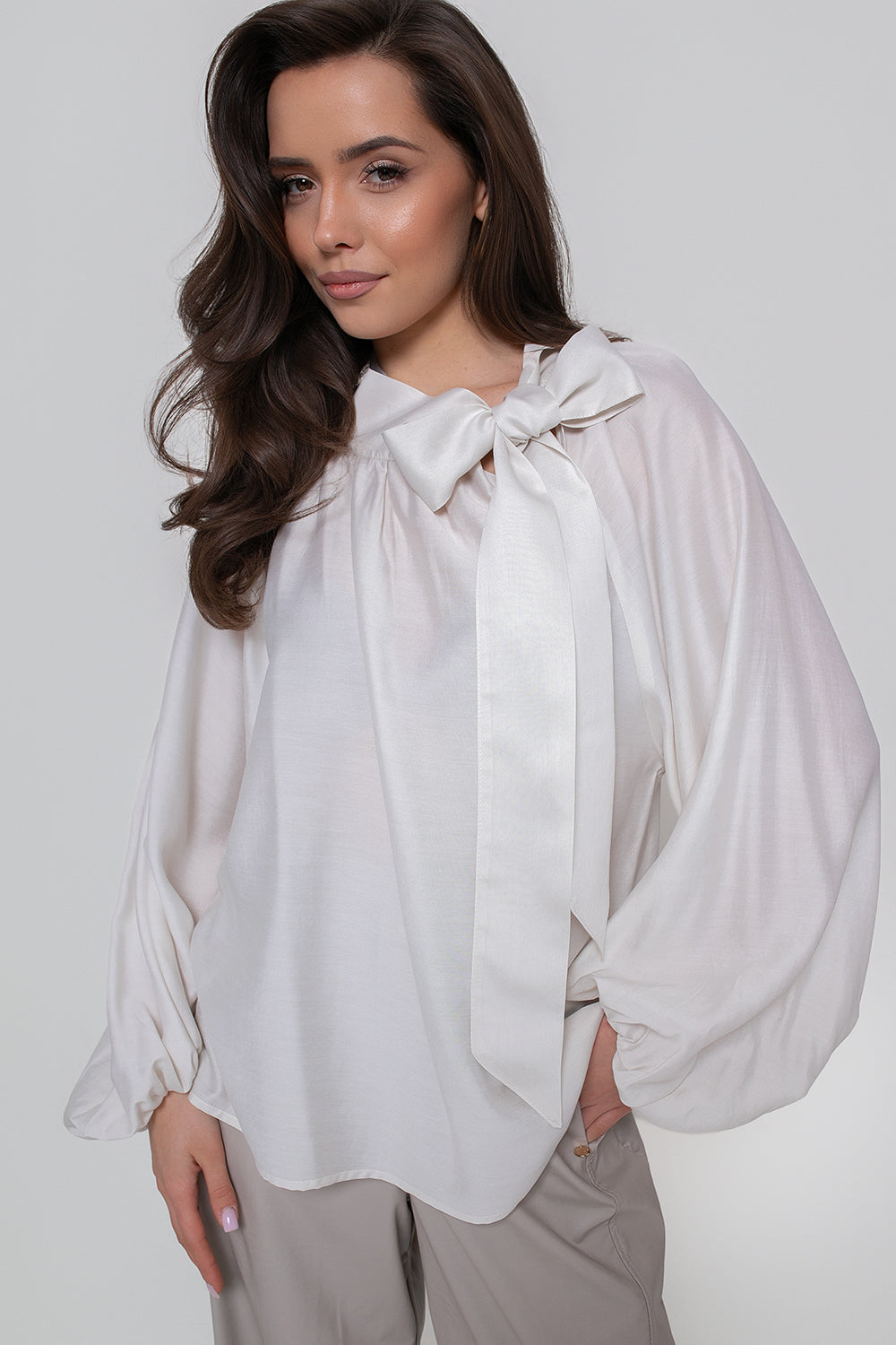 Une chemise élégante pour femme, avec un nœud et des manches bouffantes