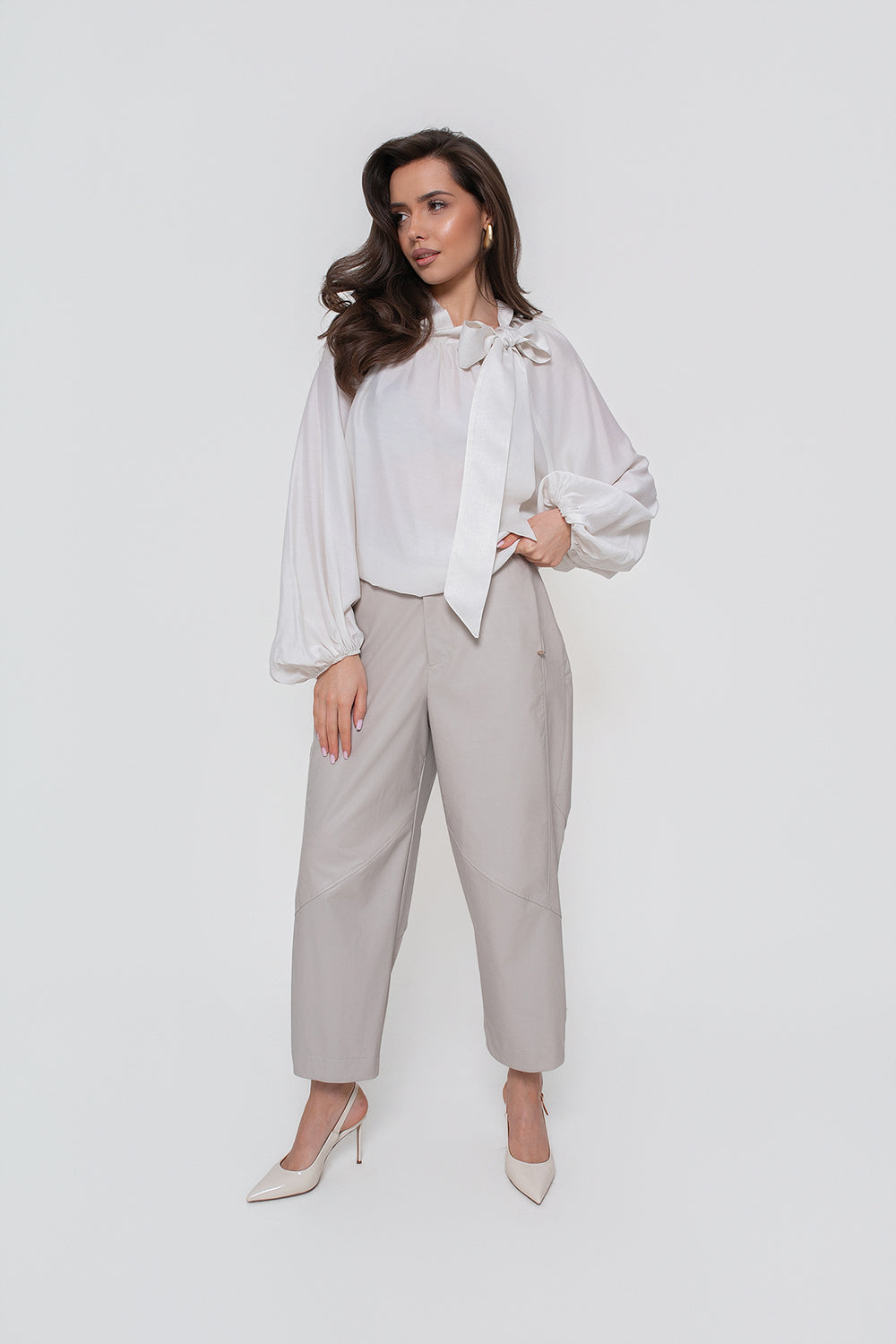 Une chemise élégante pour femme, avec un nœud et des manches bouffantes