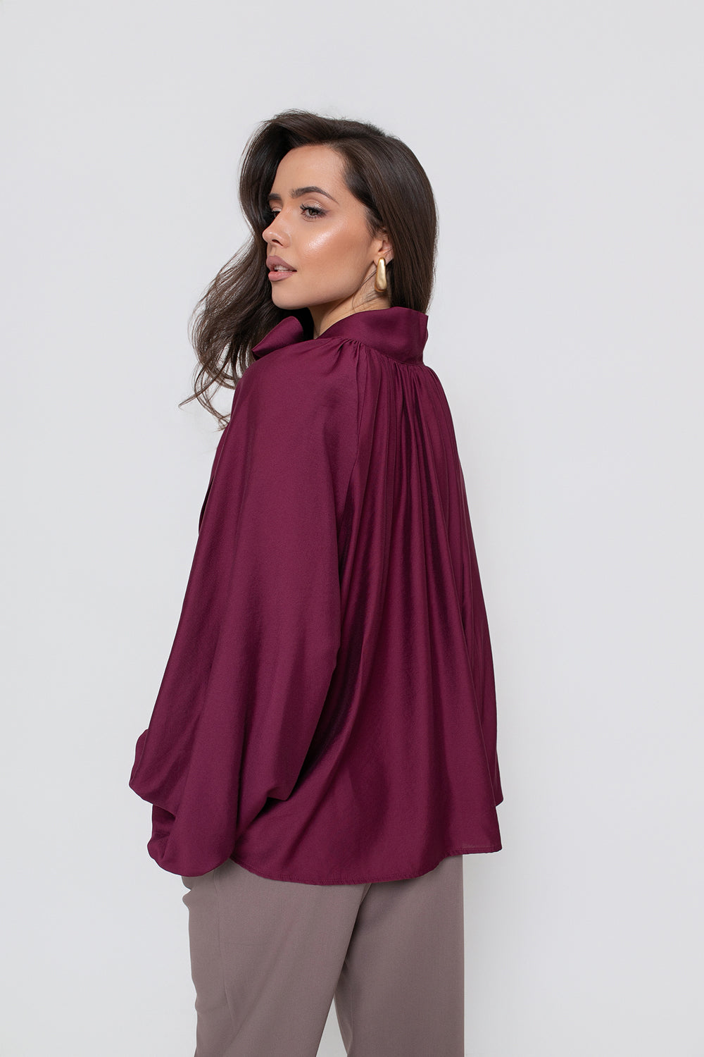 Une chemise élégante pour femme, avec un nœud et des manches bouffantes