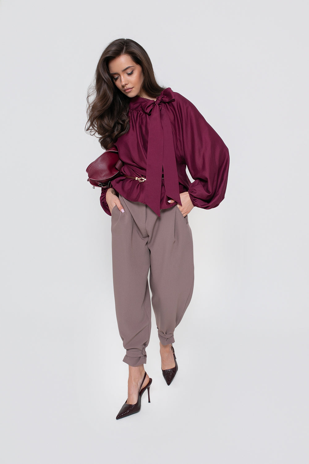 Une chemise élégante pour femme, avec un nœud et des manches bouffantes