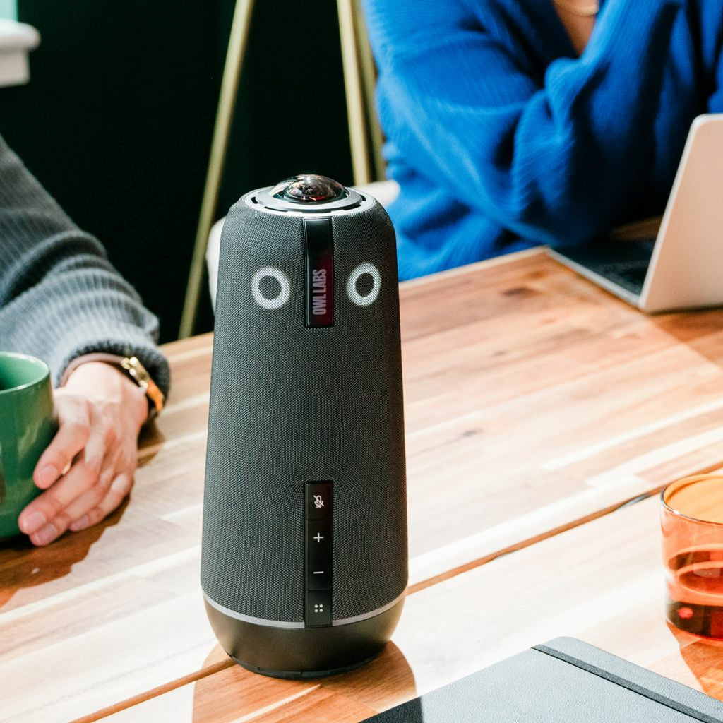 Owl Labs Meeting Owl 4+ – Caméra de visioconférence intelligente 4K, microphone et haut-parleur à 360°, avec des fonctionnalités telles que la focalisation automatique sur la personne qui parle, le zoom intelligent et l’égalisation du bruit