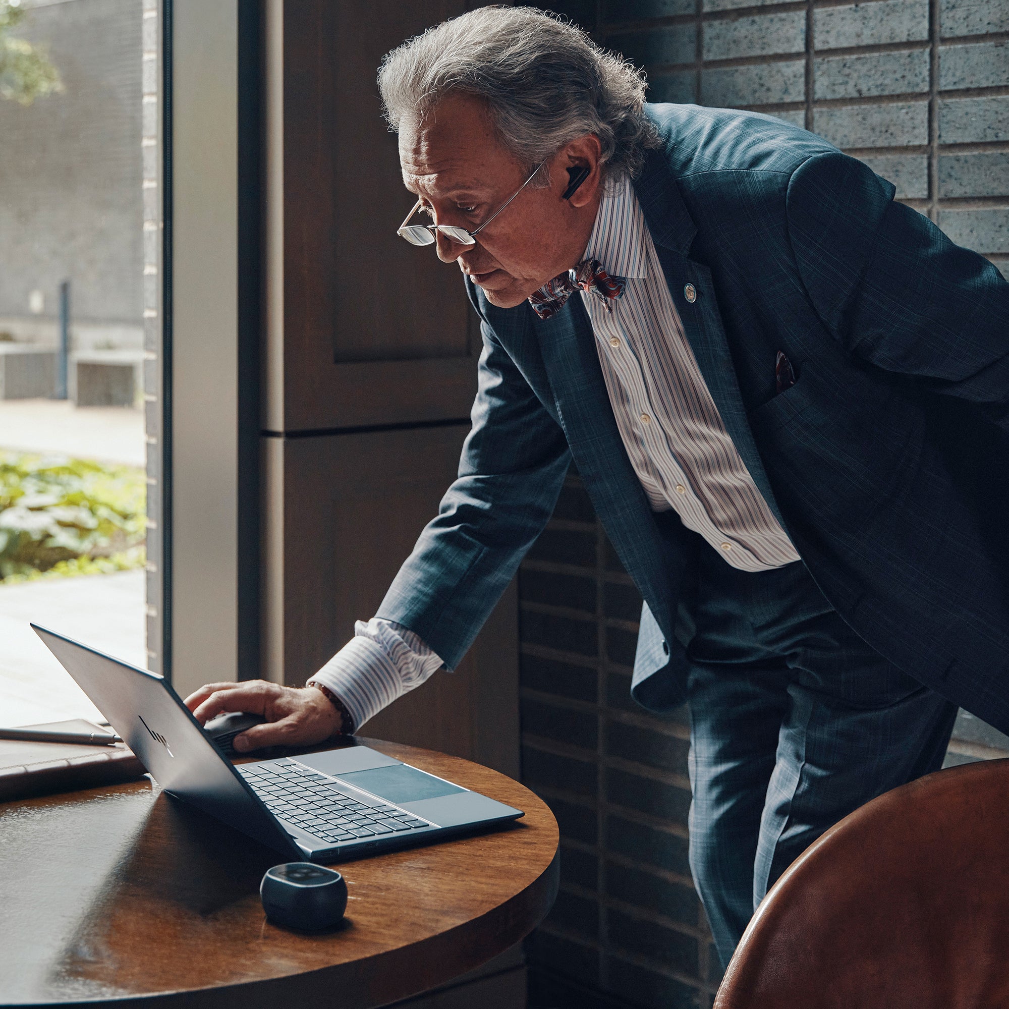 HP Poly Écouteurs noir charbon Poly Voyager Free 60+ UC M + adaptateur USB-C BT700 + étui de charge avec écran tactile
