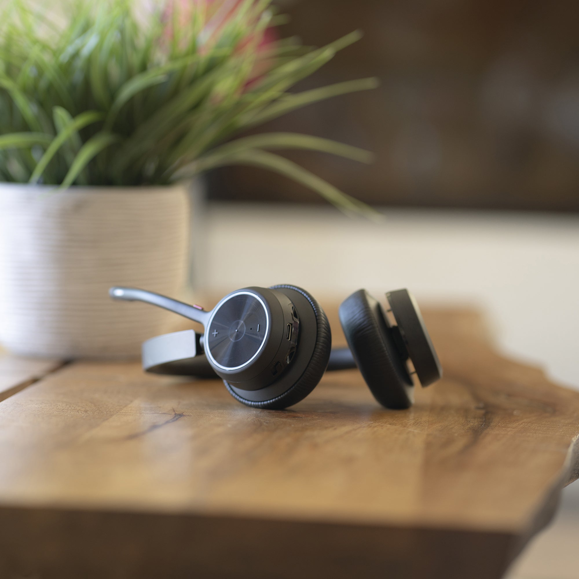 HP Poly Micro-casque Poly Voyager 4320 USB-C + dongle BT700 + base de chargement