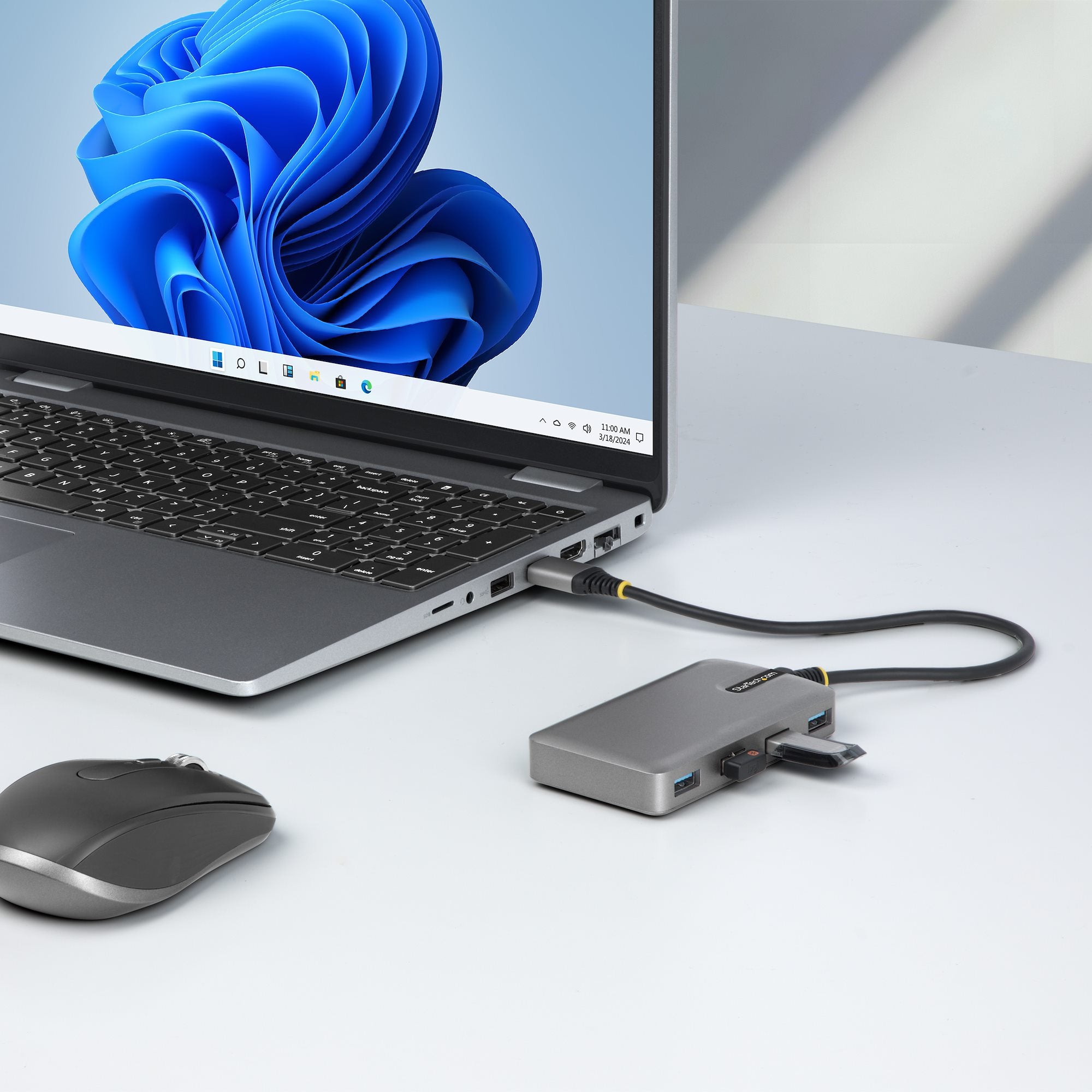 StarTech.com Hub USB-A 4 Ports, 5 Gbps, Alimenté par Bus, Hub USB-A vers 4 Ports USB-A avec Entrée d'Alimentation Auxiliaire USBC, Câble Hôte de 30 cm, Hub USB Portable pour PC de Bureau/Portable