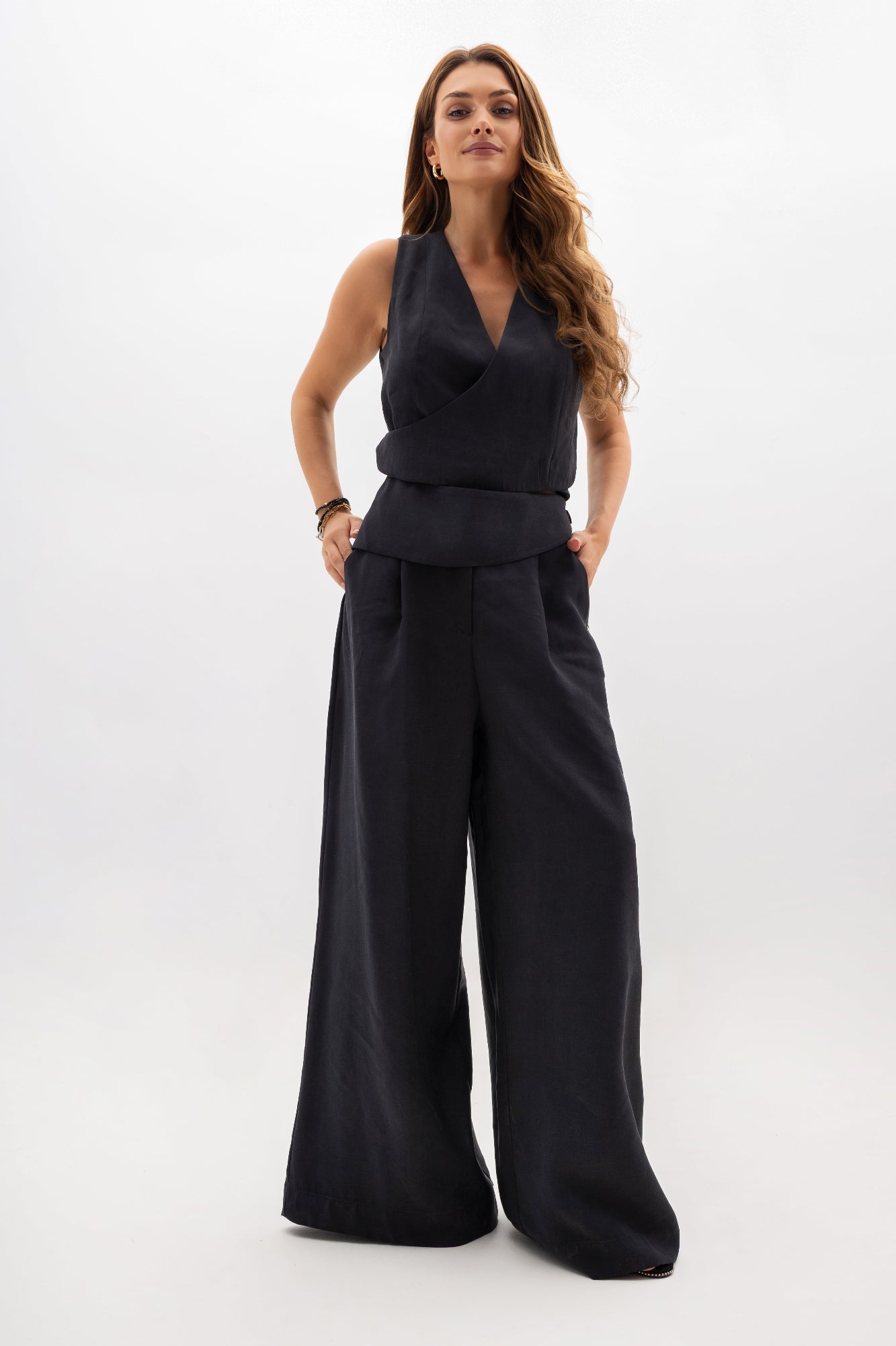 Pantalon pour femme avec une ceinture décorative et des jambes larges