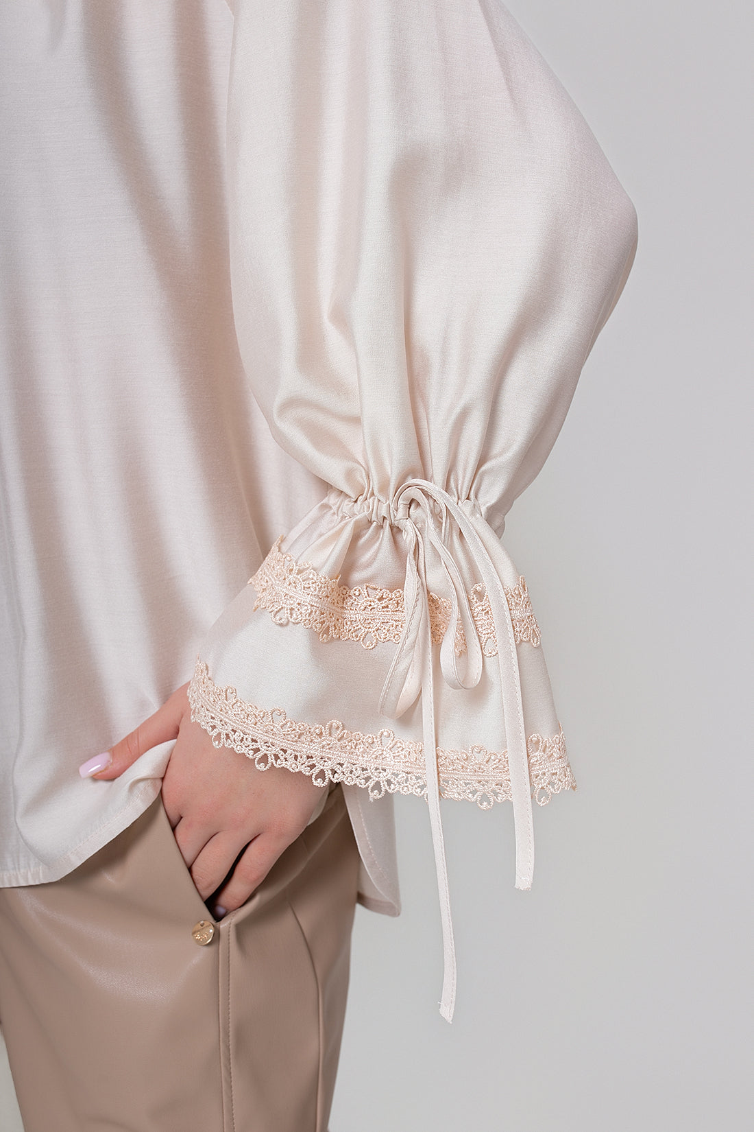 Chemise femme à manches raglan ornées de dentelle