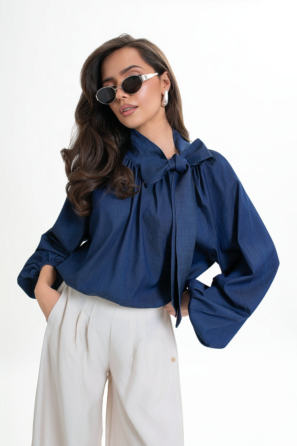 Blouse pour femme avec un nœud et un décolleté froncé