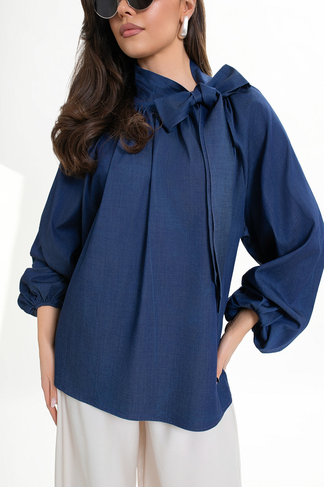 Blouse pour femme avec un nœud et un décolleté froncé