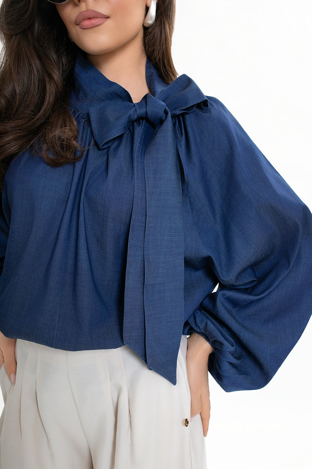 Blouse pour femme avec un nœud et un décolleté froncé