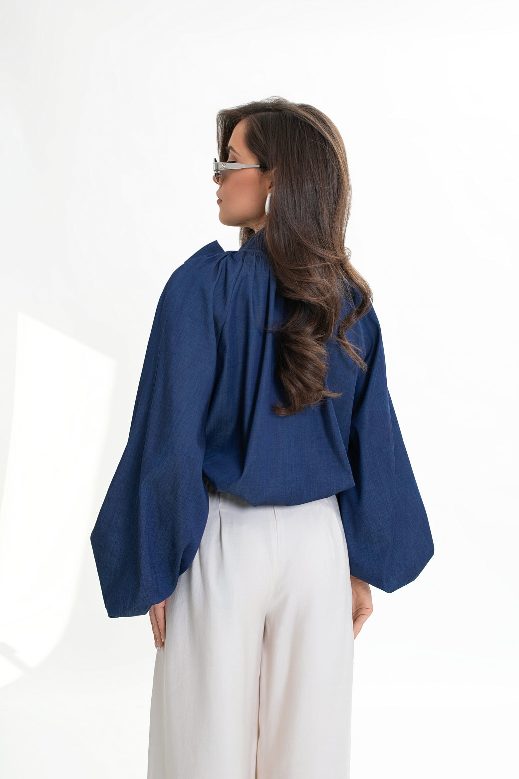 Blouse pour femme avec un nœud et un décolleté froncé