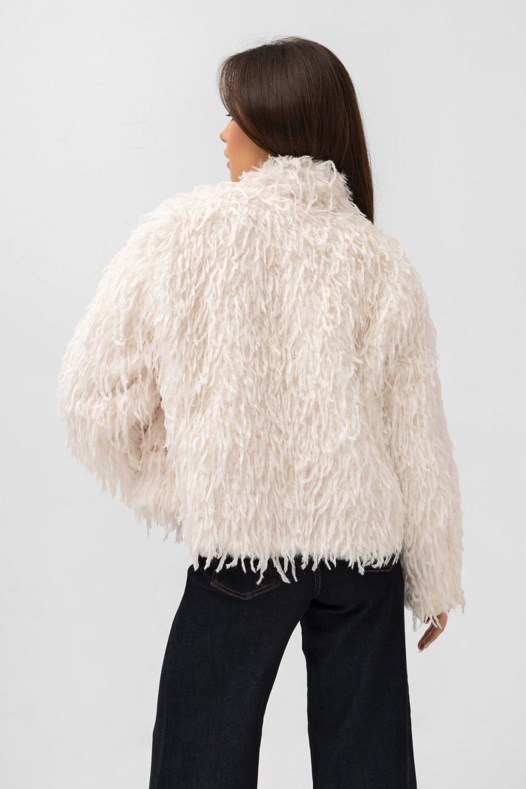 Veste style fourrure à effet plumes - Bastet par Agnieszka Włodarczyk