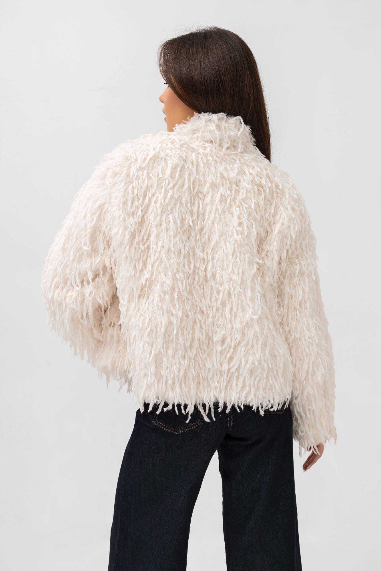 Veste style fourrure à effet plumes - Bastet par Agnieszka Włodarczyk