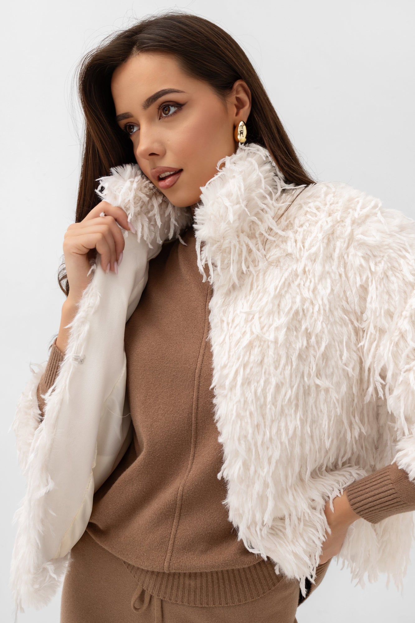Veste style fourrure à effet plumes - Bastet par Agnieszka Włodarczyk