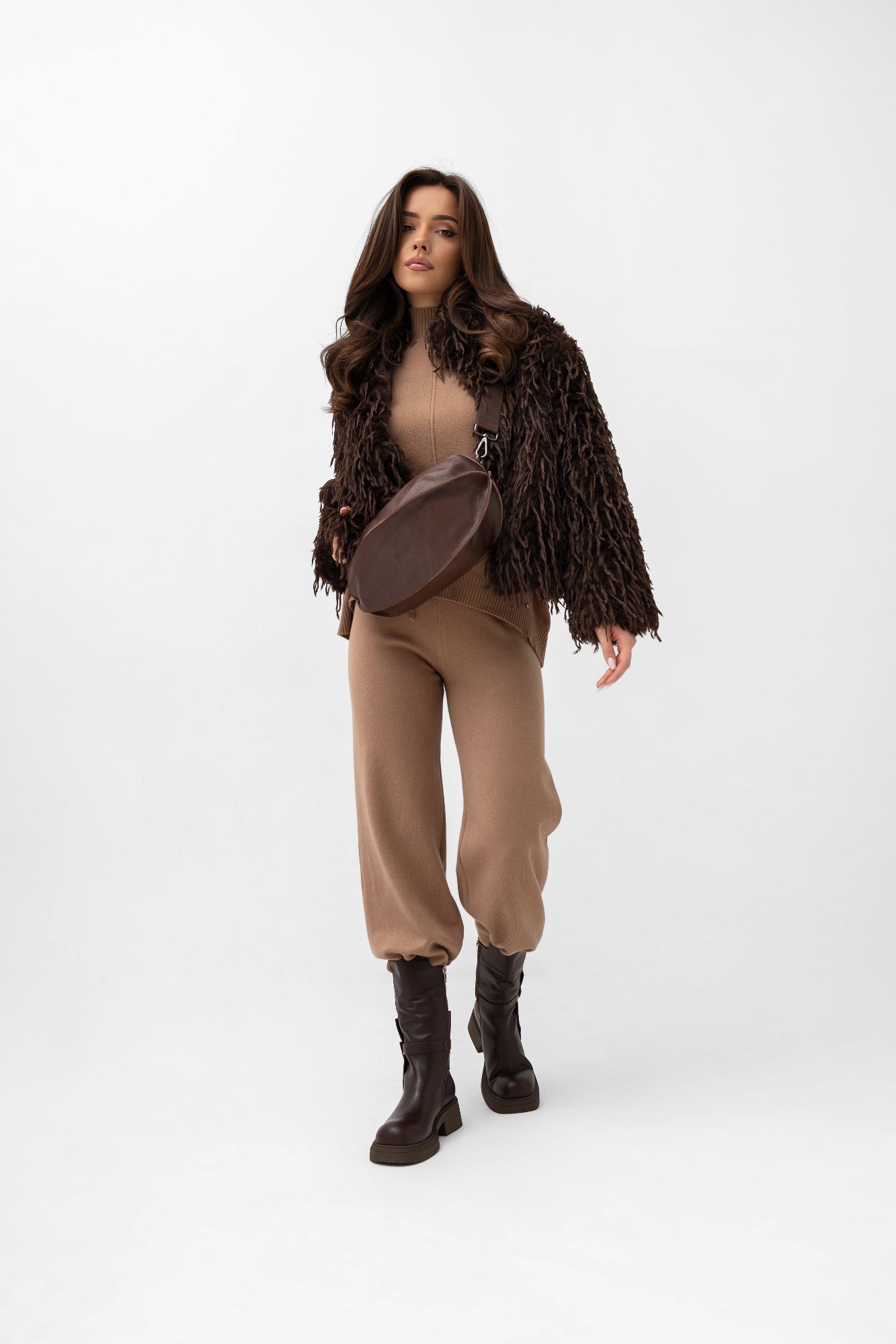 Veste style fourrure à effet plumes - Bastet par Agnieszka Włodarczyk