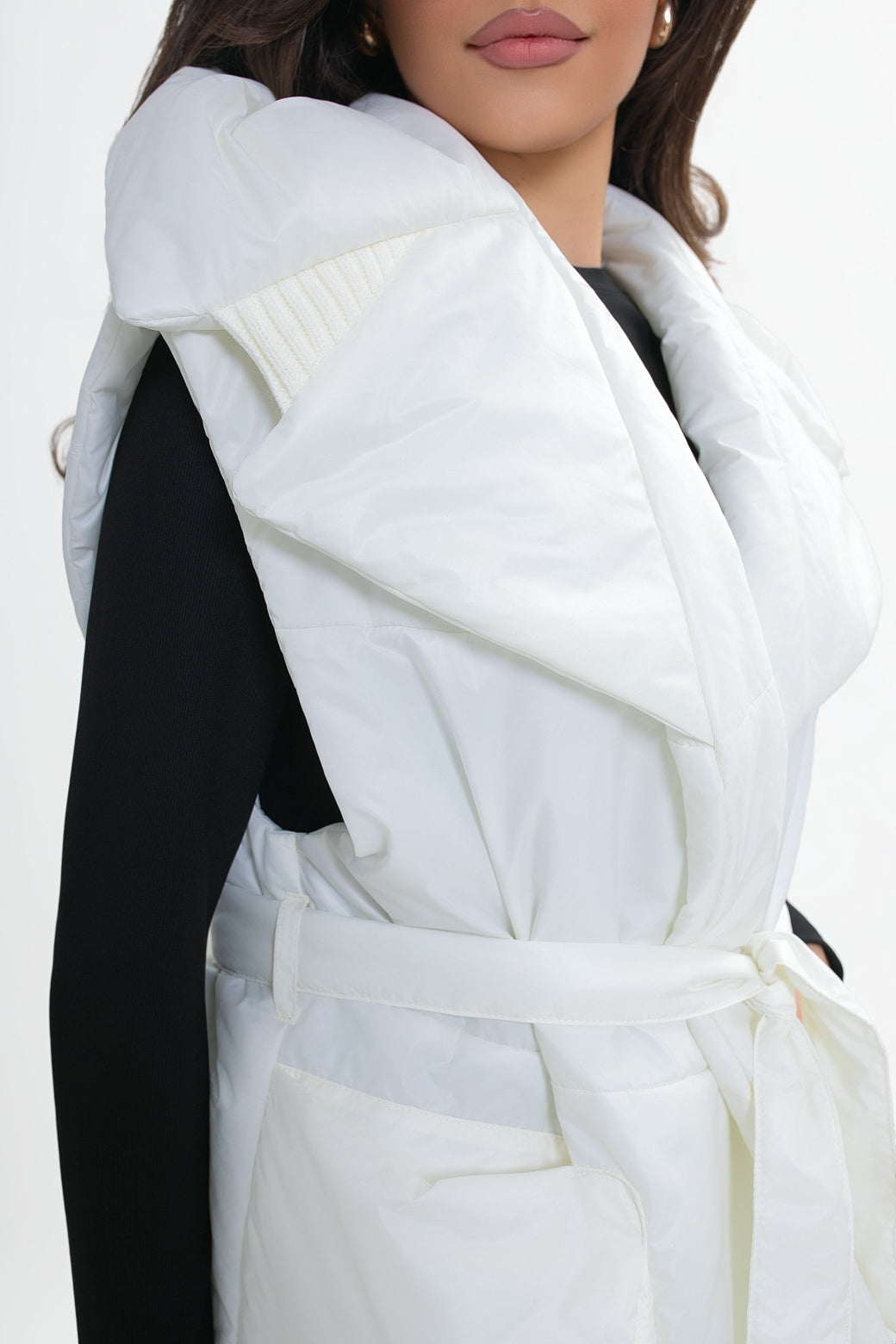 Gilet matelassé pour femme avec capuche et ceinture